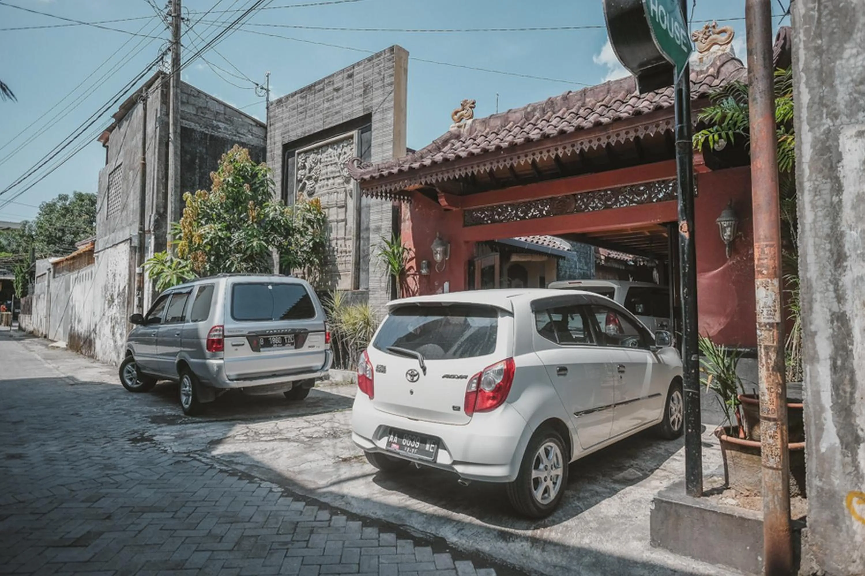 Facade/entrance in RedDoorz near Galeria Mall 2