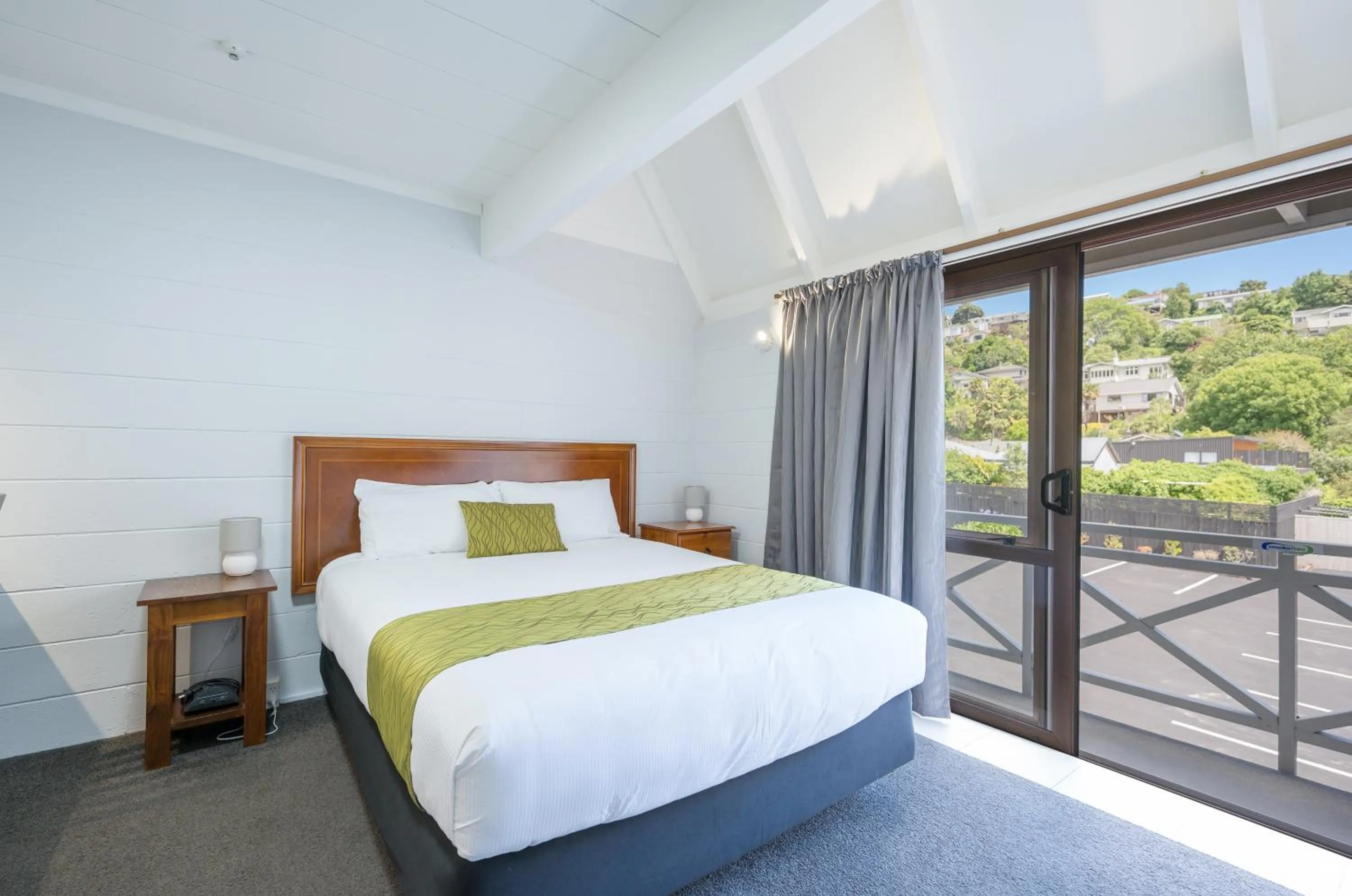 Bed in Admirals Motor Inn