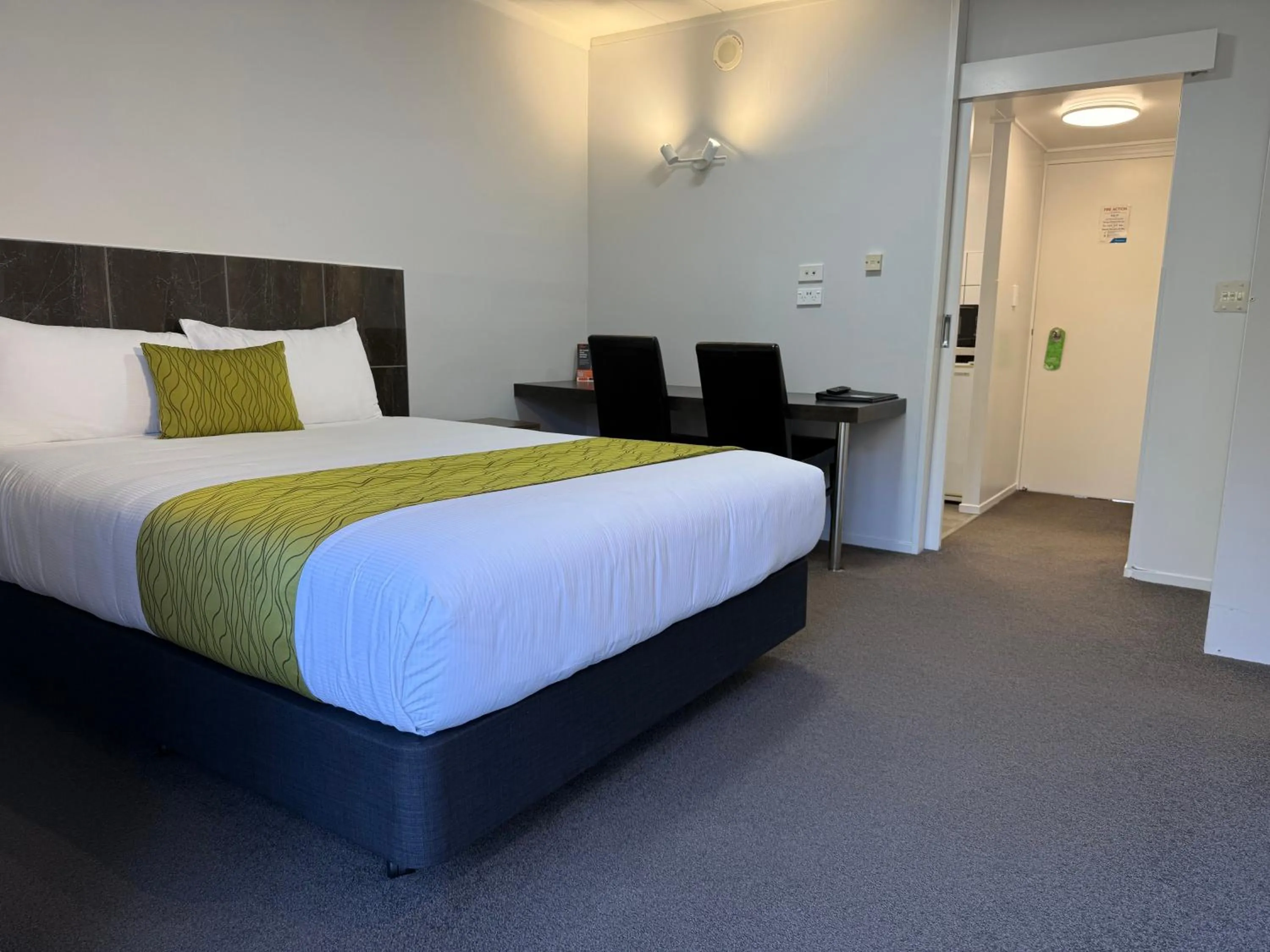 Bed in Admirals Motor Inn