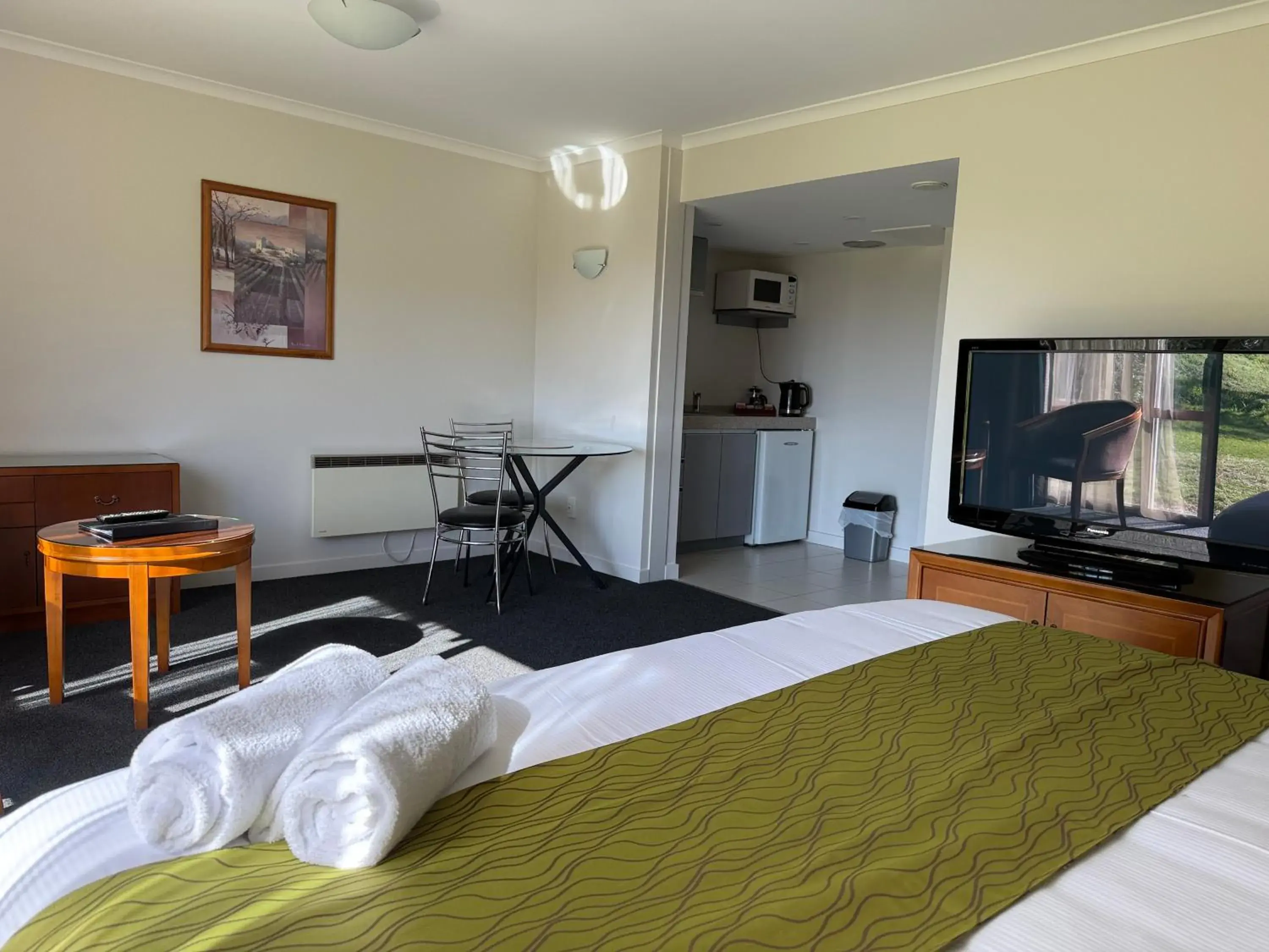 TV and multimedia, Bed in Admirals Motor Inn TV and multimedia, Bed in Admirals Motor Inn