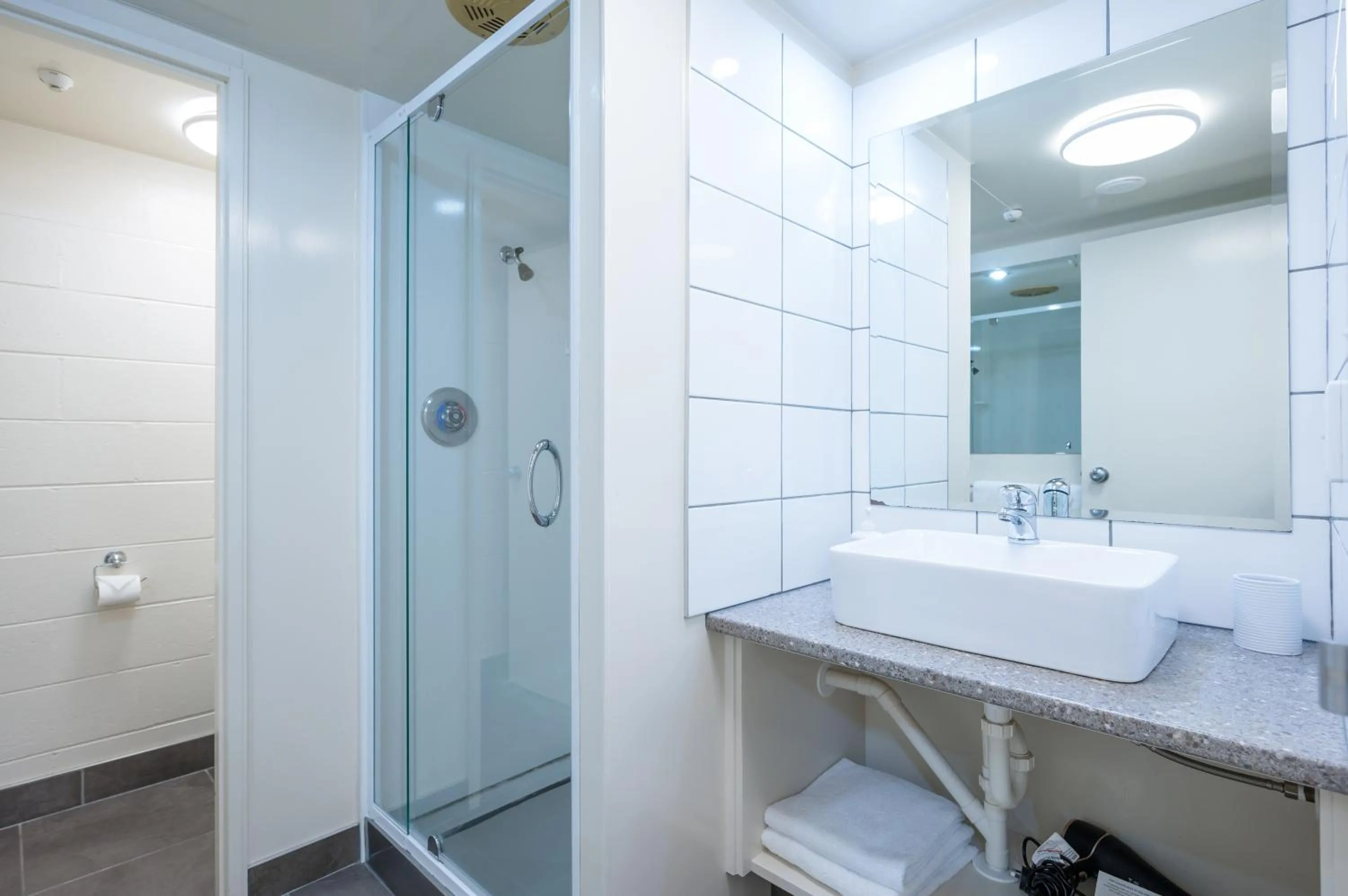 Bathroom in Admirals Motor Inn