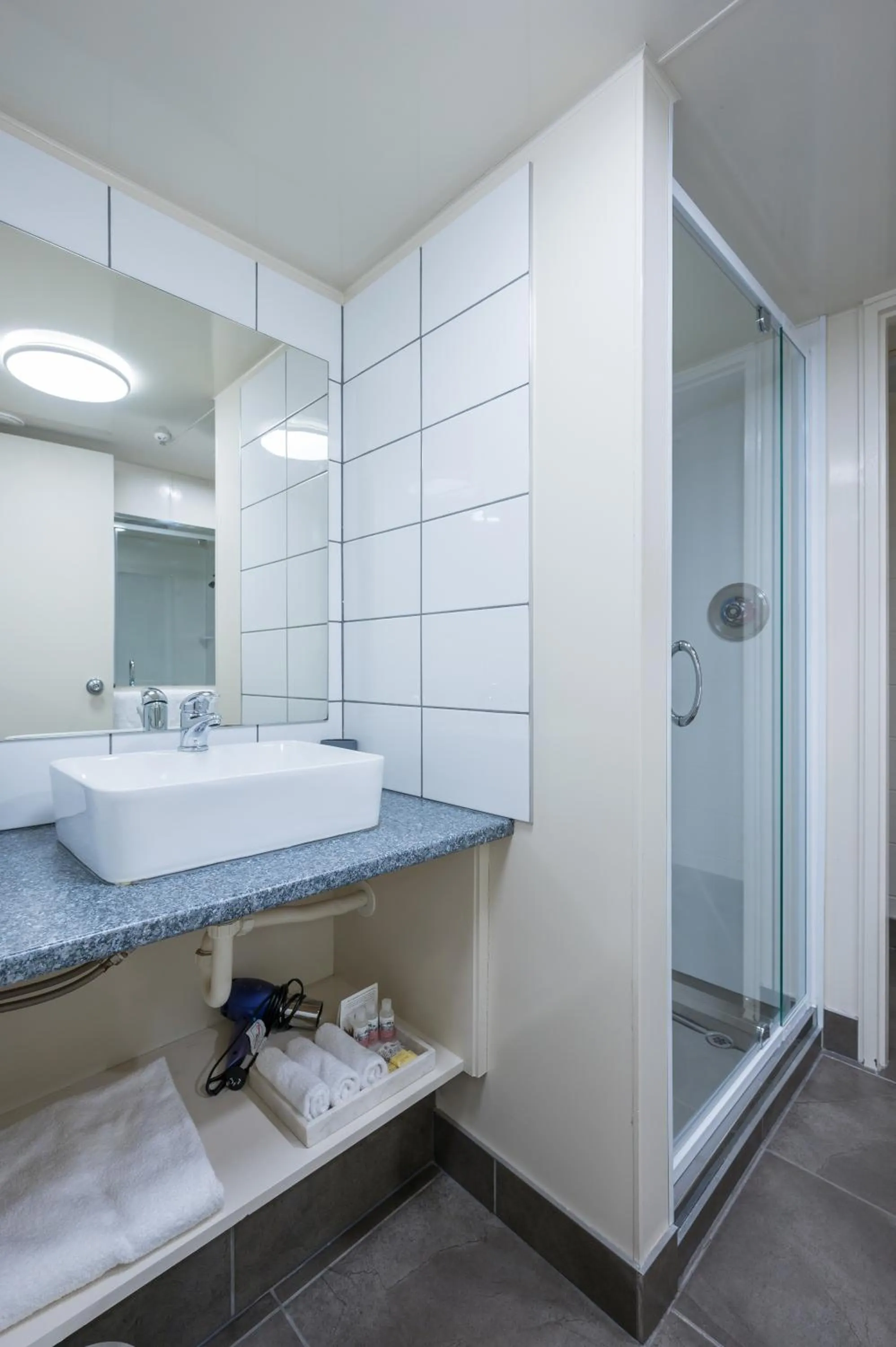 Bathroom in Admirals Motor Inn