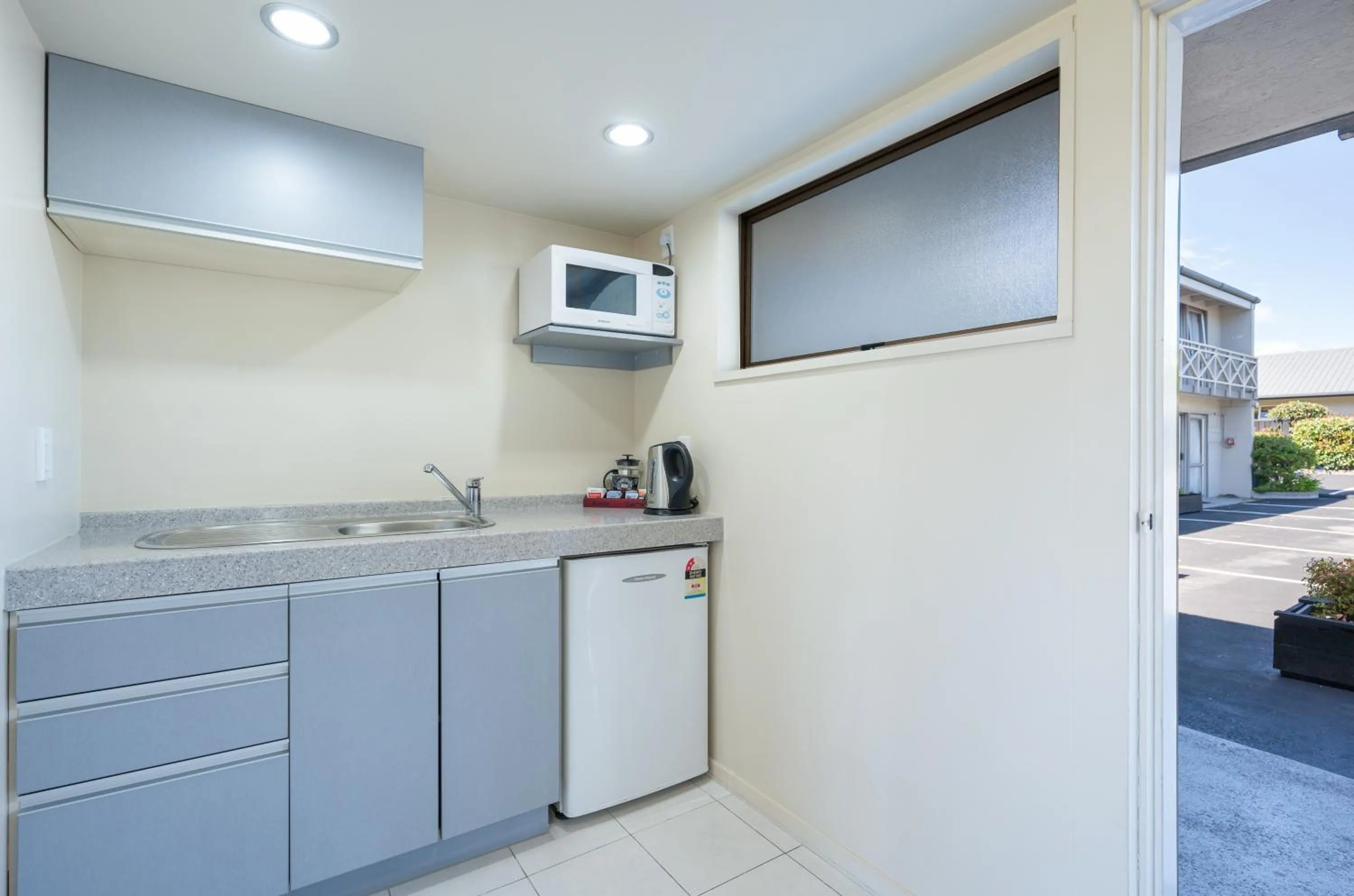 Kitchen or kitchenette in Admirals Motor Inn
