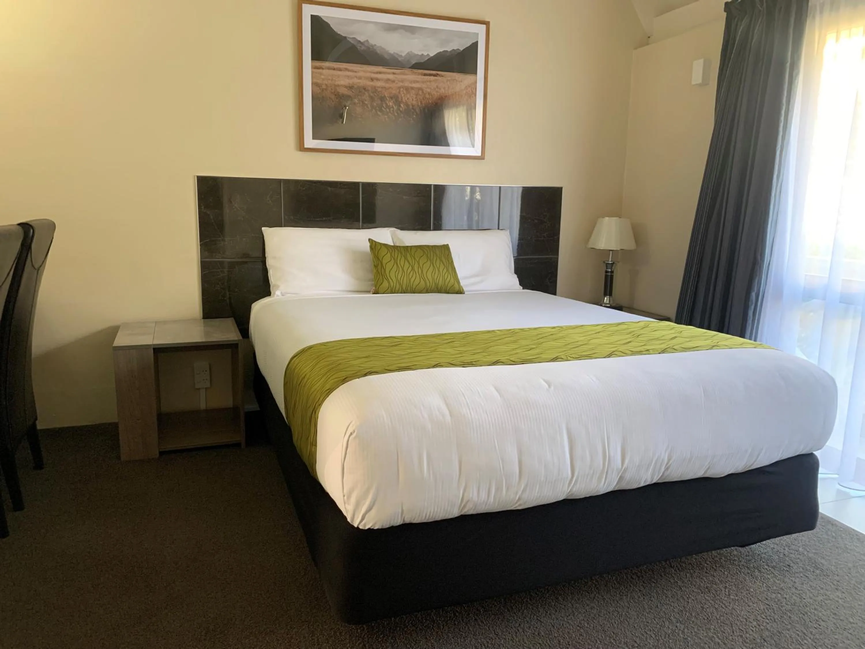 Bed in Admirals Motor Inn