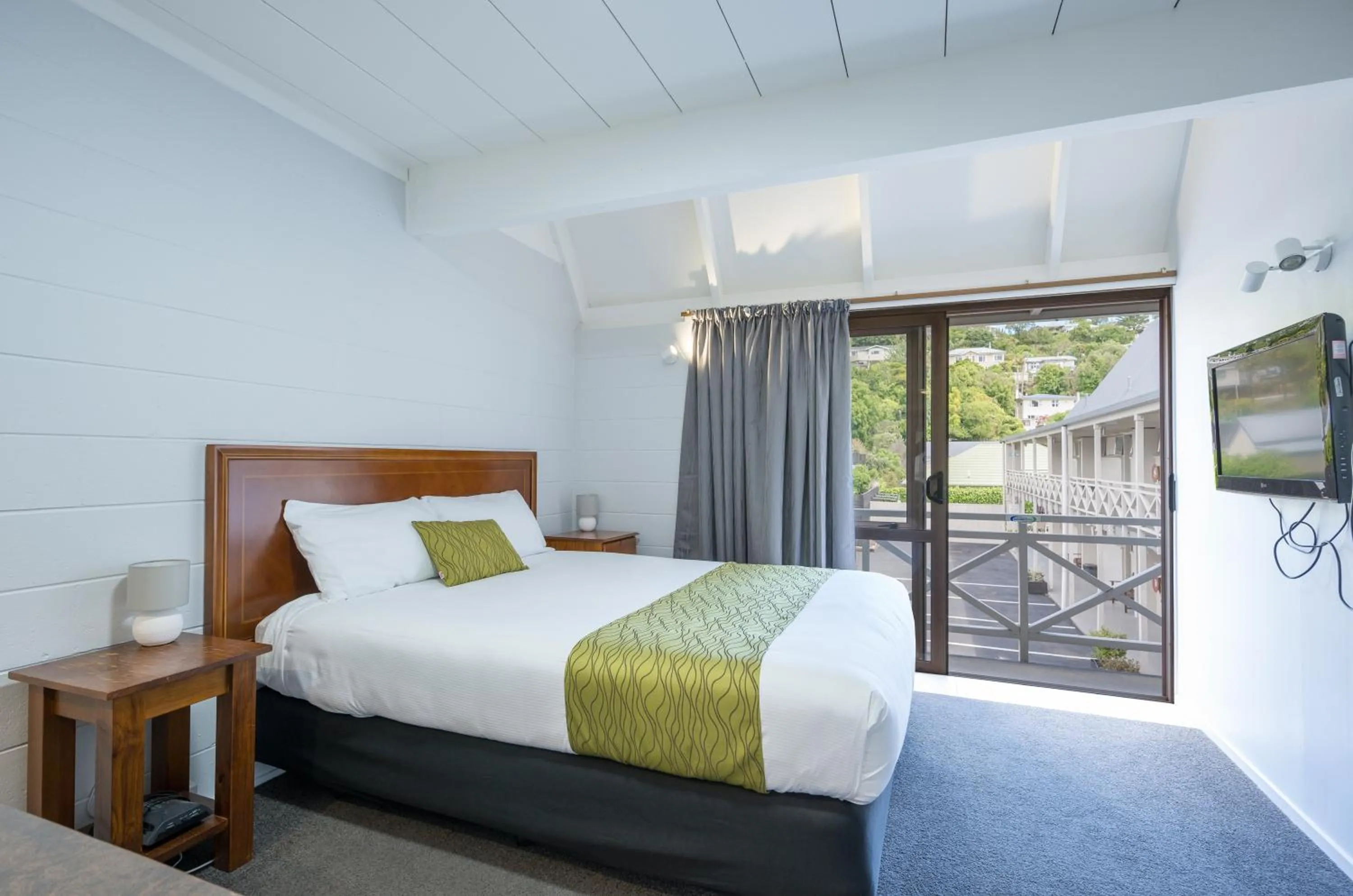 Bed in Admirals Motor Inn