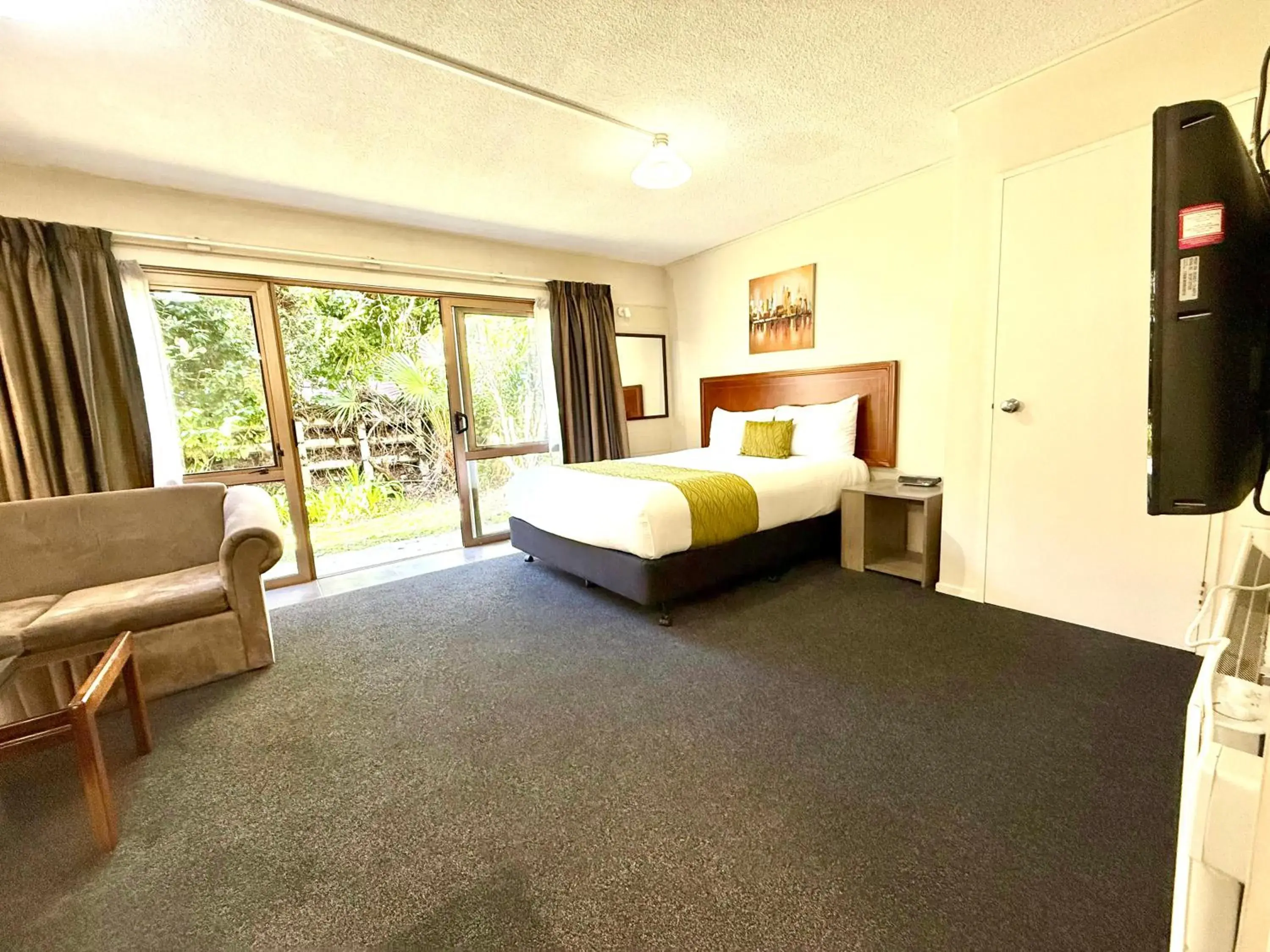 Bed in Admirals Motor Inn Bed in Admirals Motor Inn