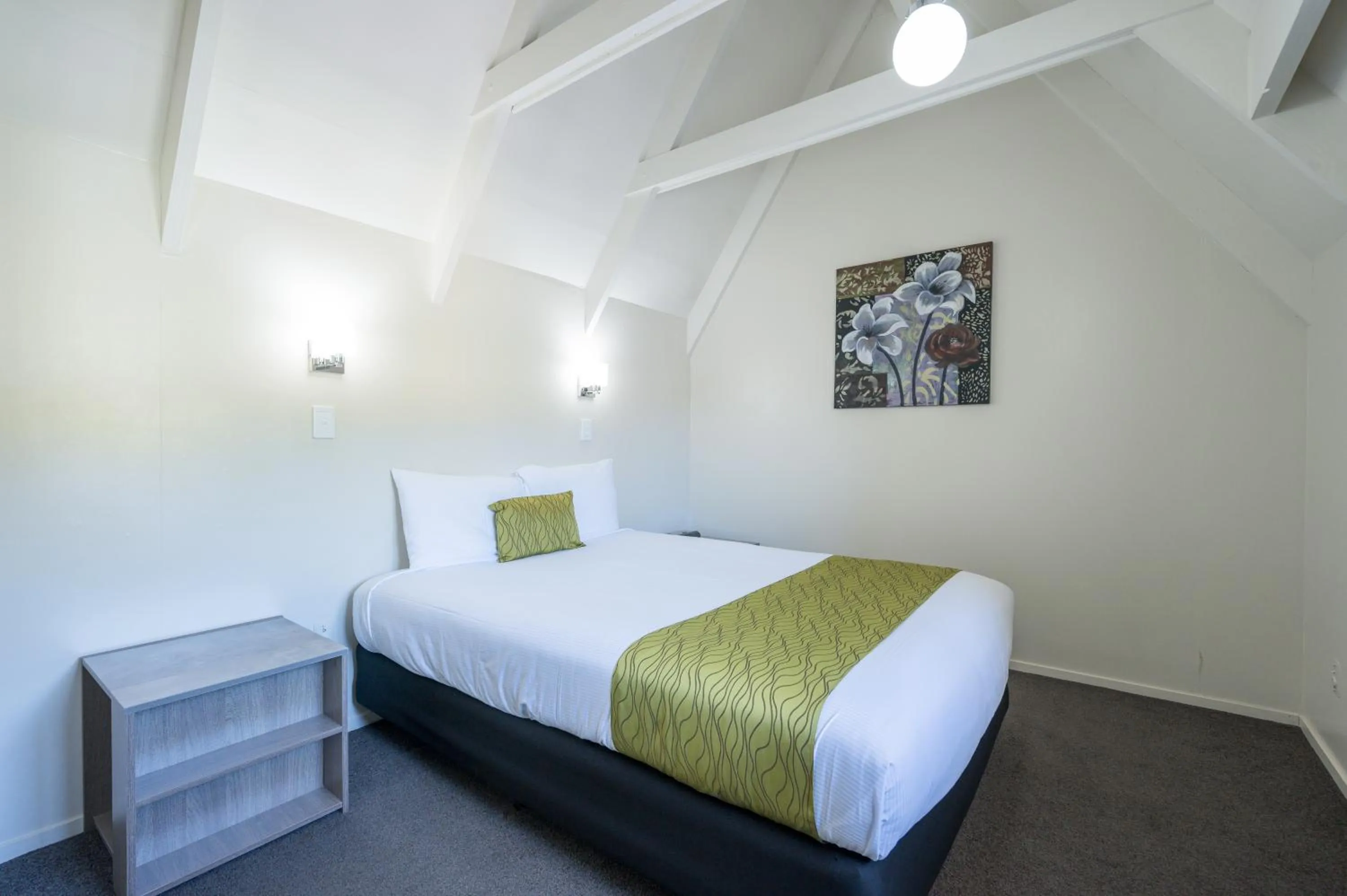 Bed in Admirals Motor Inn