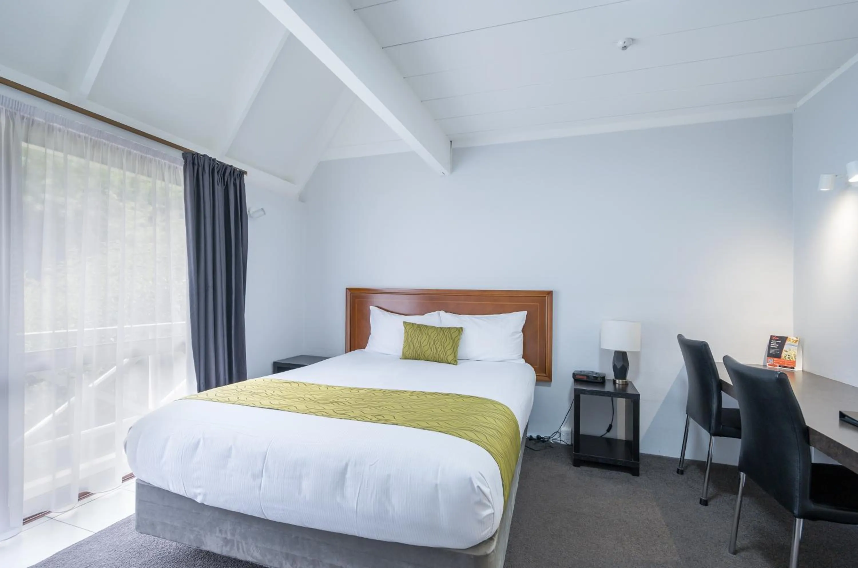 Bed in Admirals Motor Inn