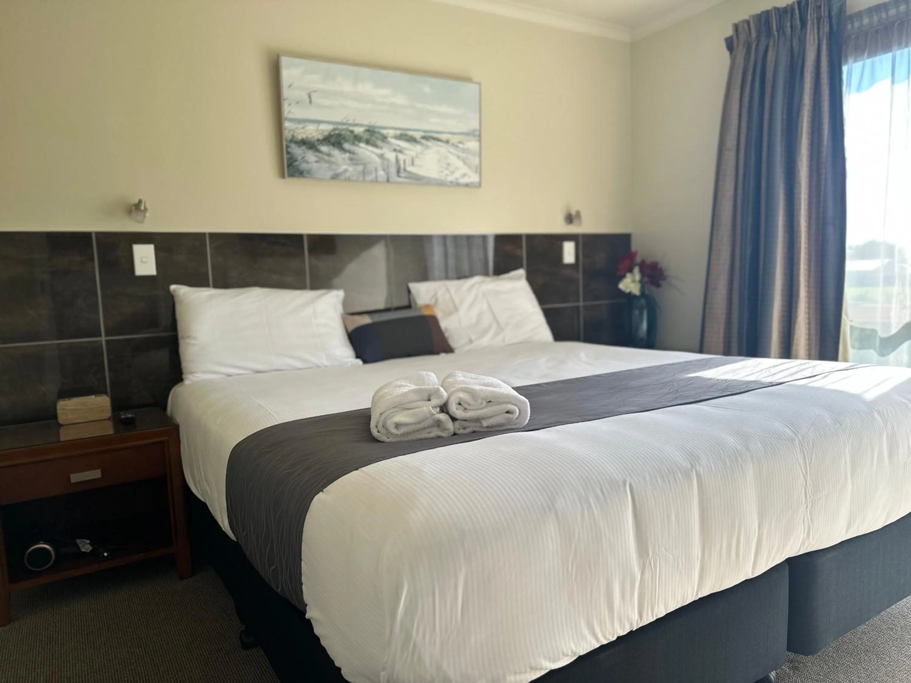 Bedroom, Bed in Admirals Motor Inn