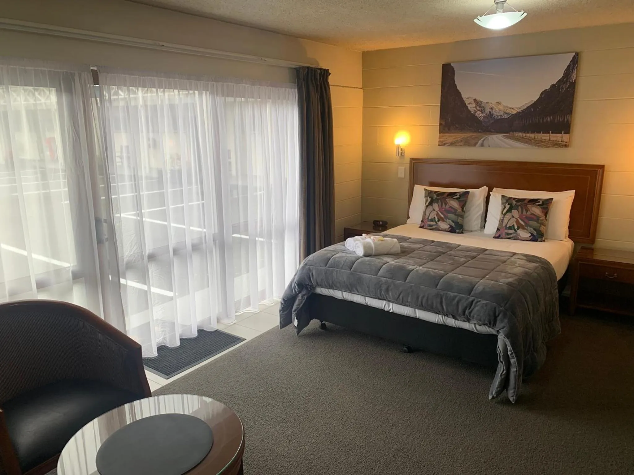 Bed in Admirals Motor Inn