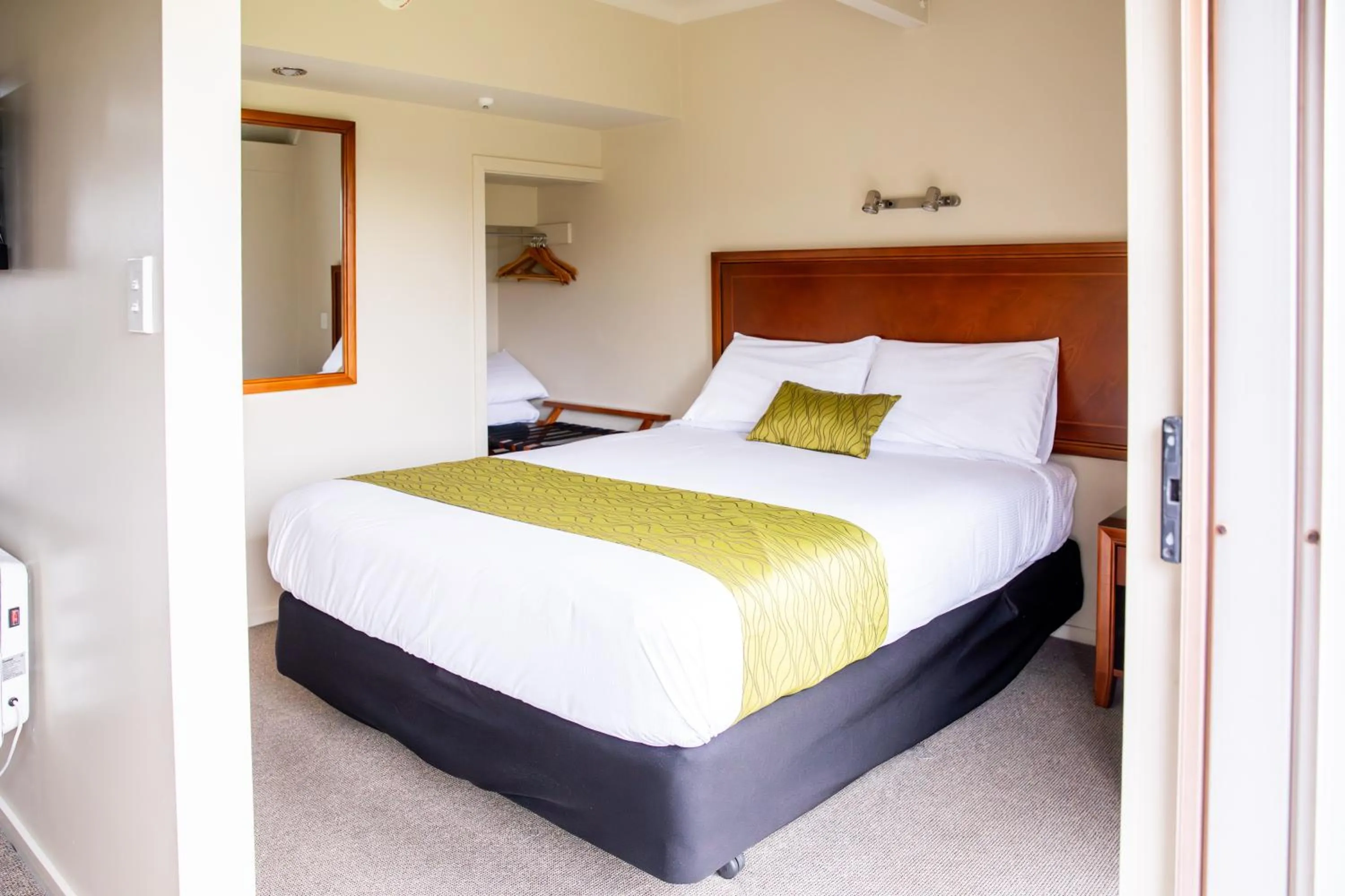 Bed in Admirals Motor Inn