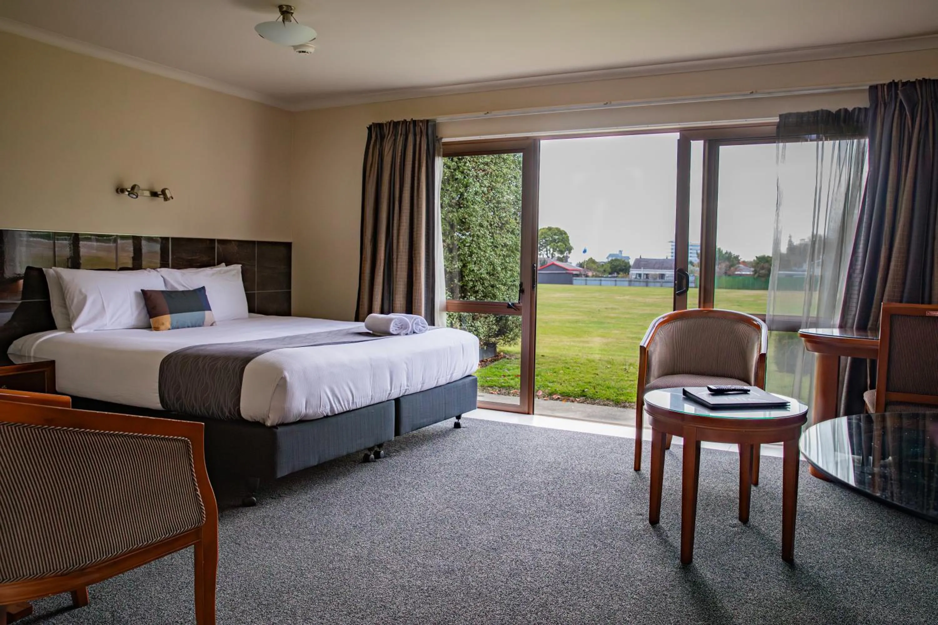 View (from property/room), Bed in Admirals Motor Inn