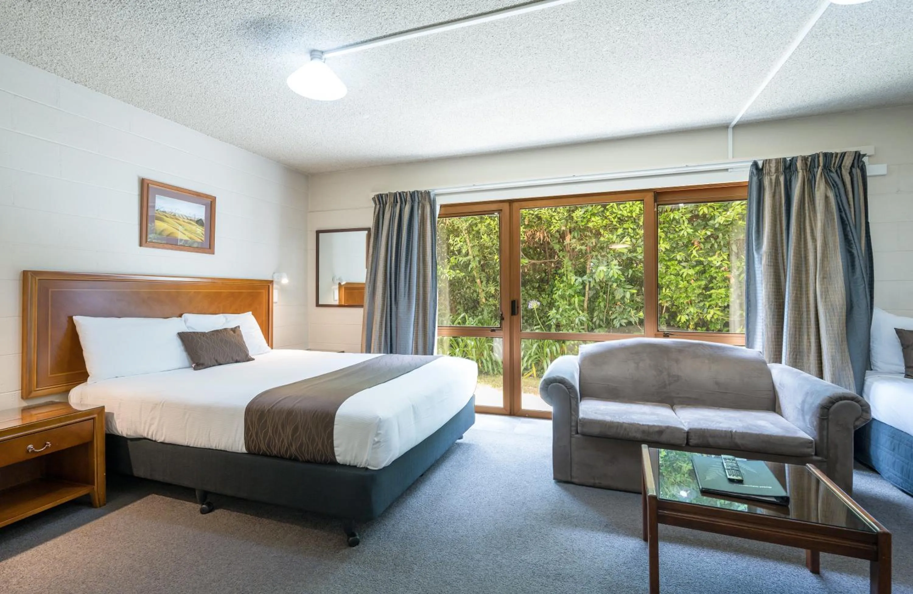 View (from property/room), Bed in Admirals Motor Inn