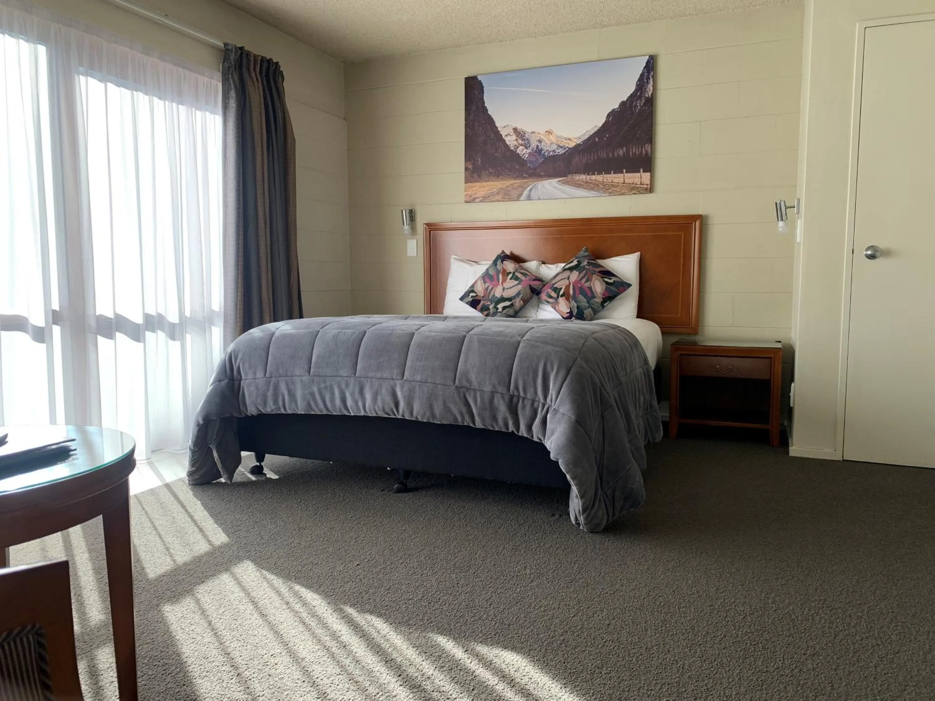 Bed in Admirals Motor Inn