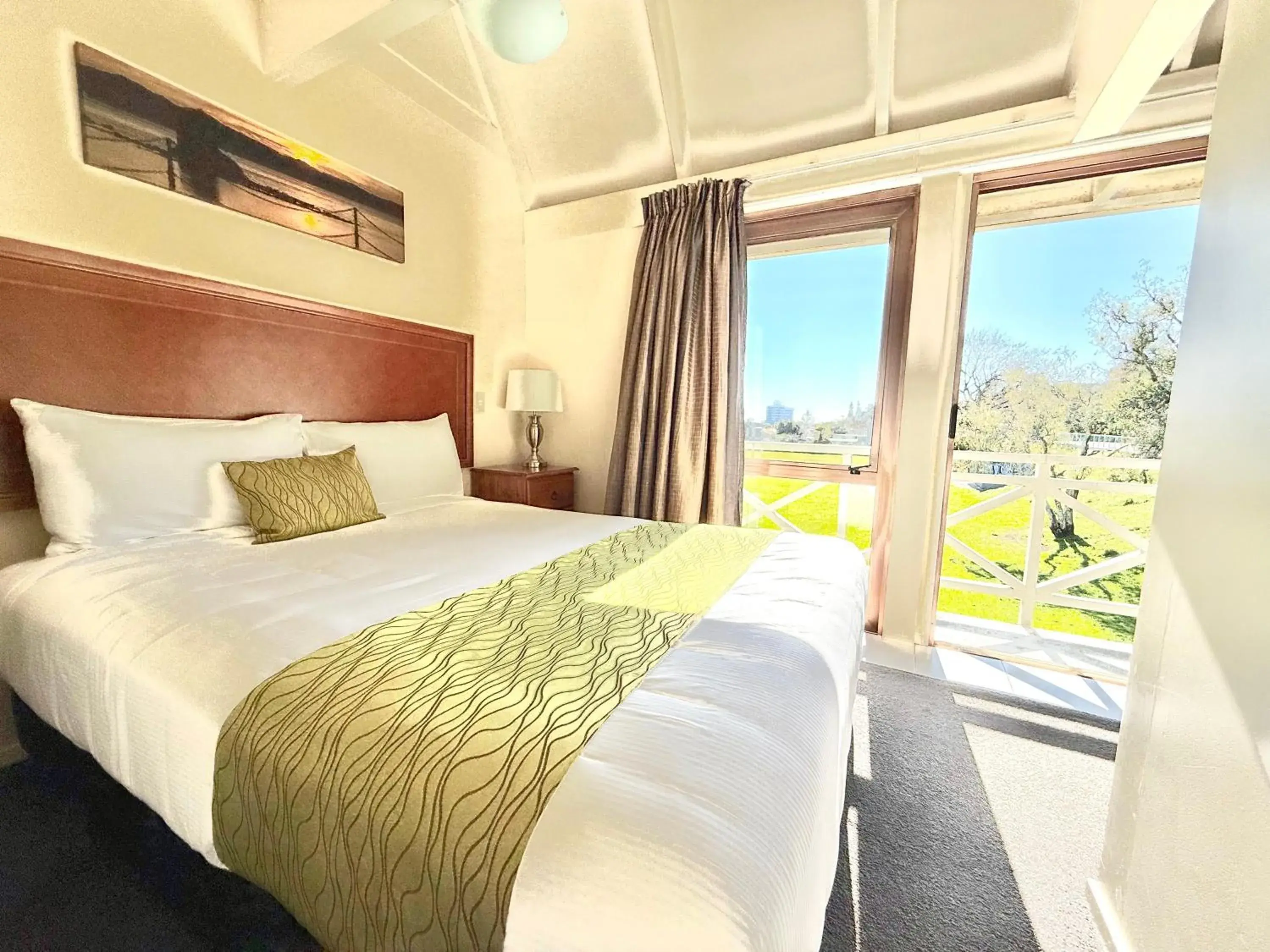 Bed in Admirals Motor Inn Bed in Admirals Motor Inn