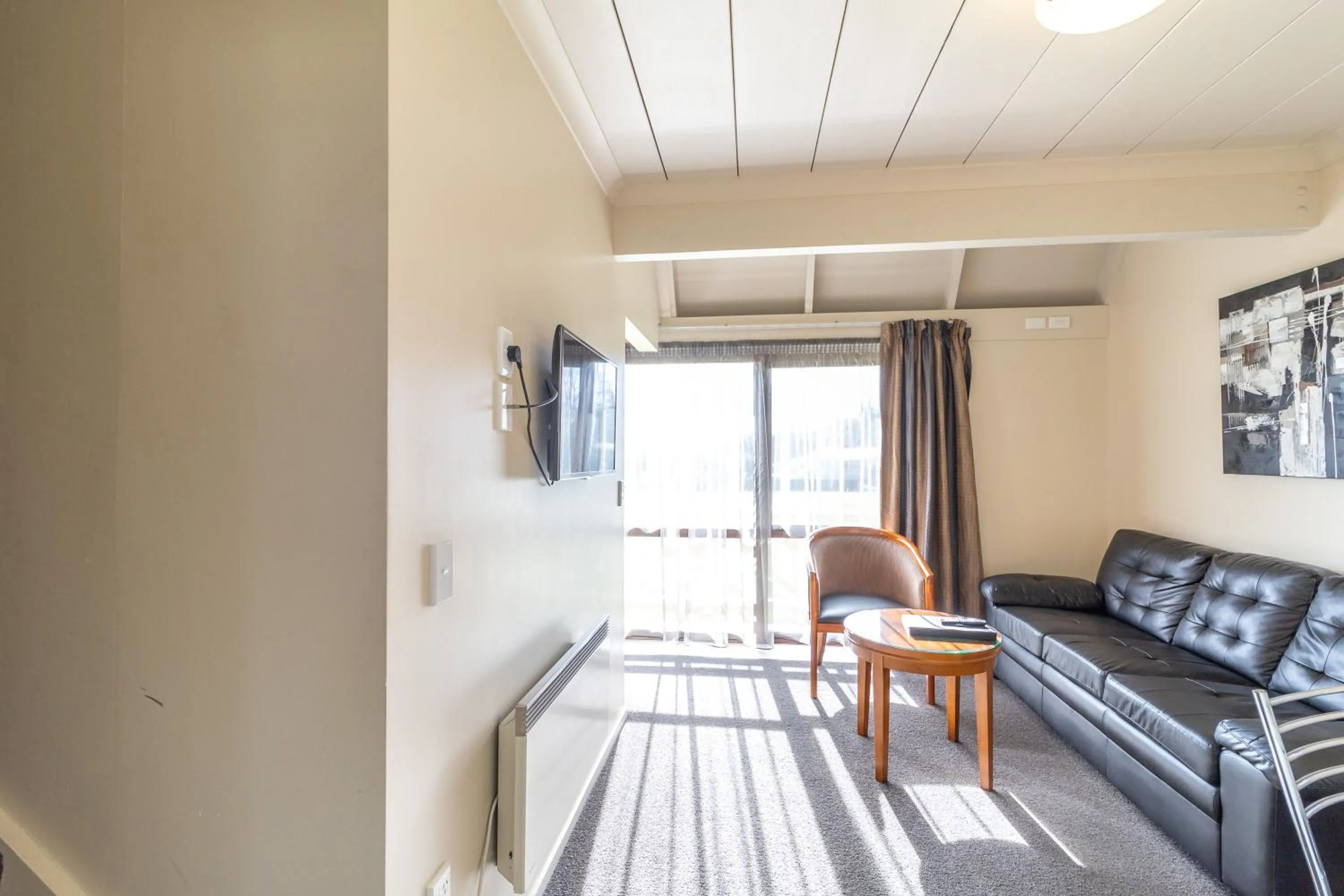 Living room, Bed in Admirals Motor Inn