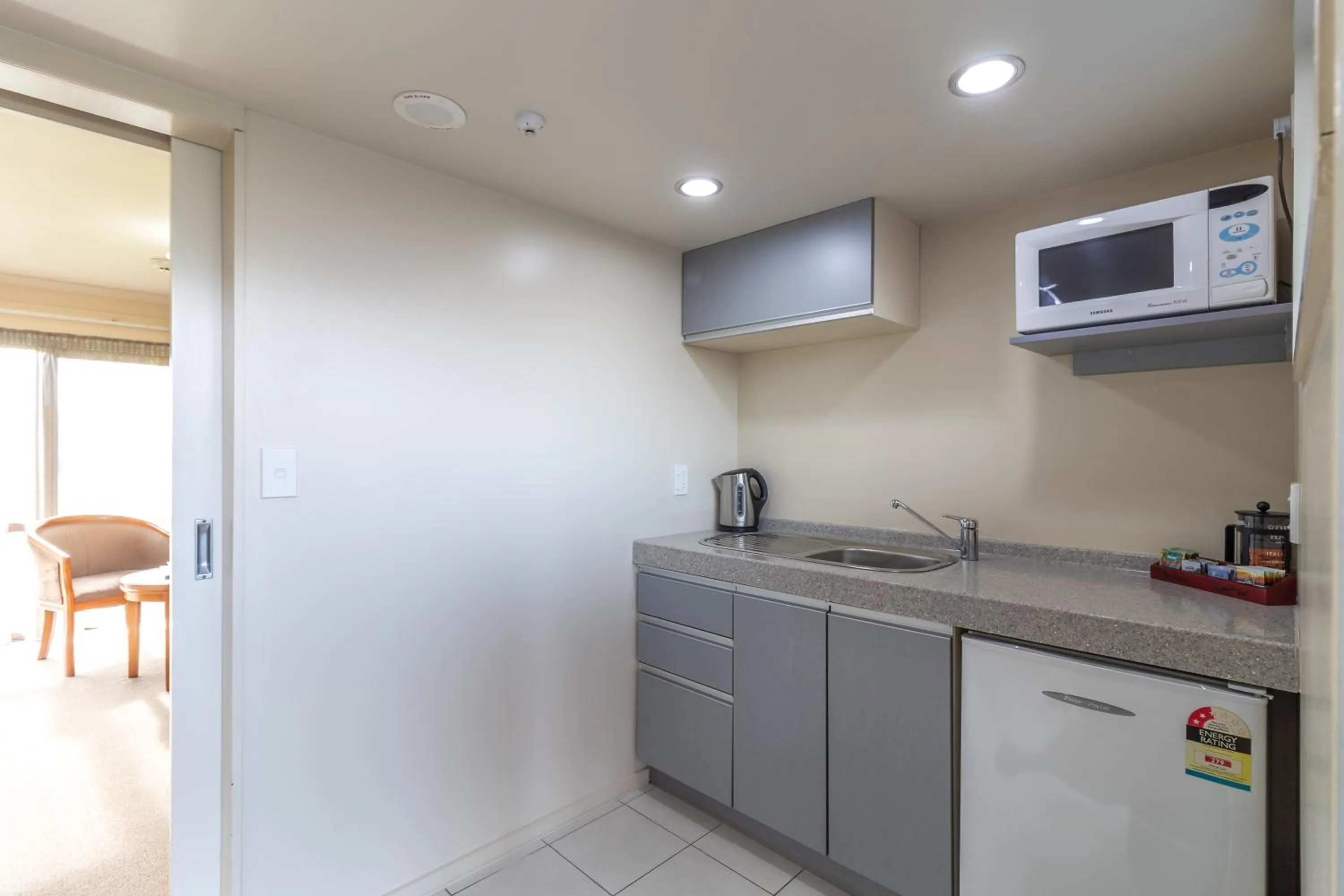 Kitchen or kitchenette in Admirals Motor Inn