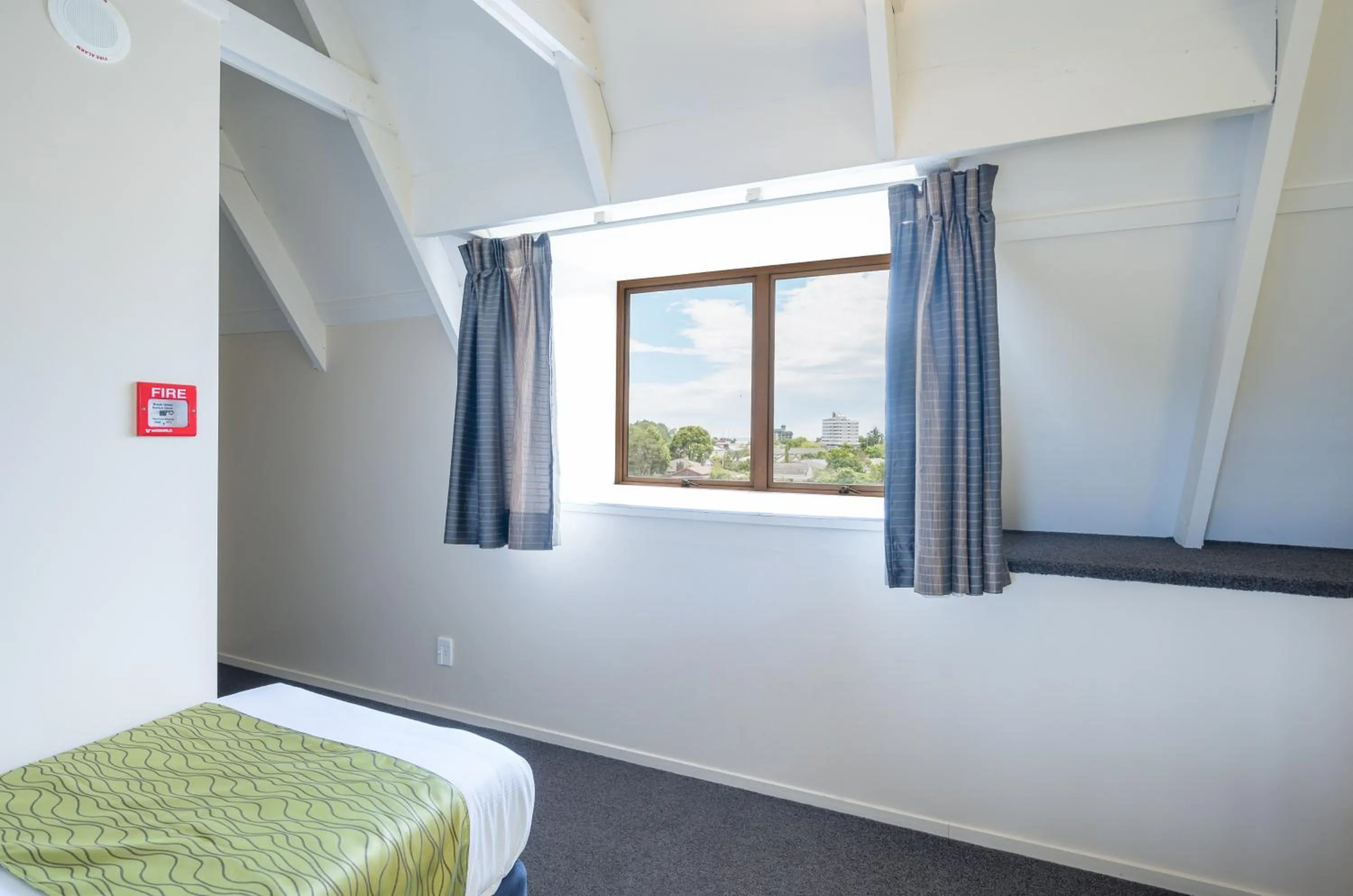 Bed in Admirals Motor Inn