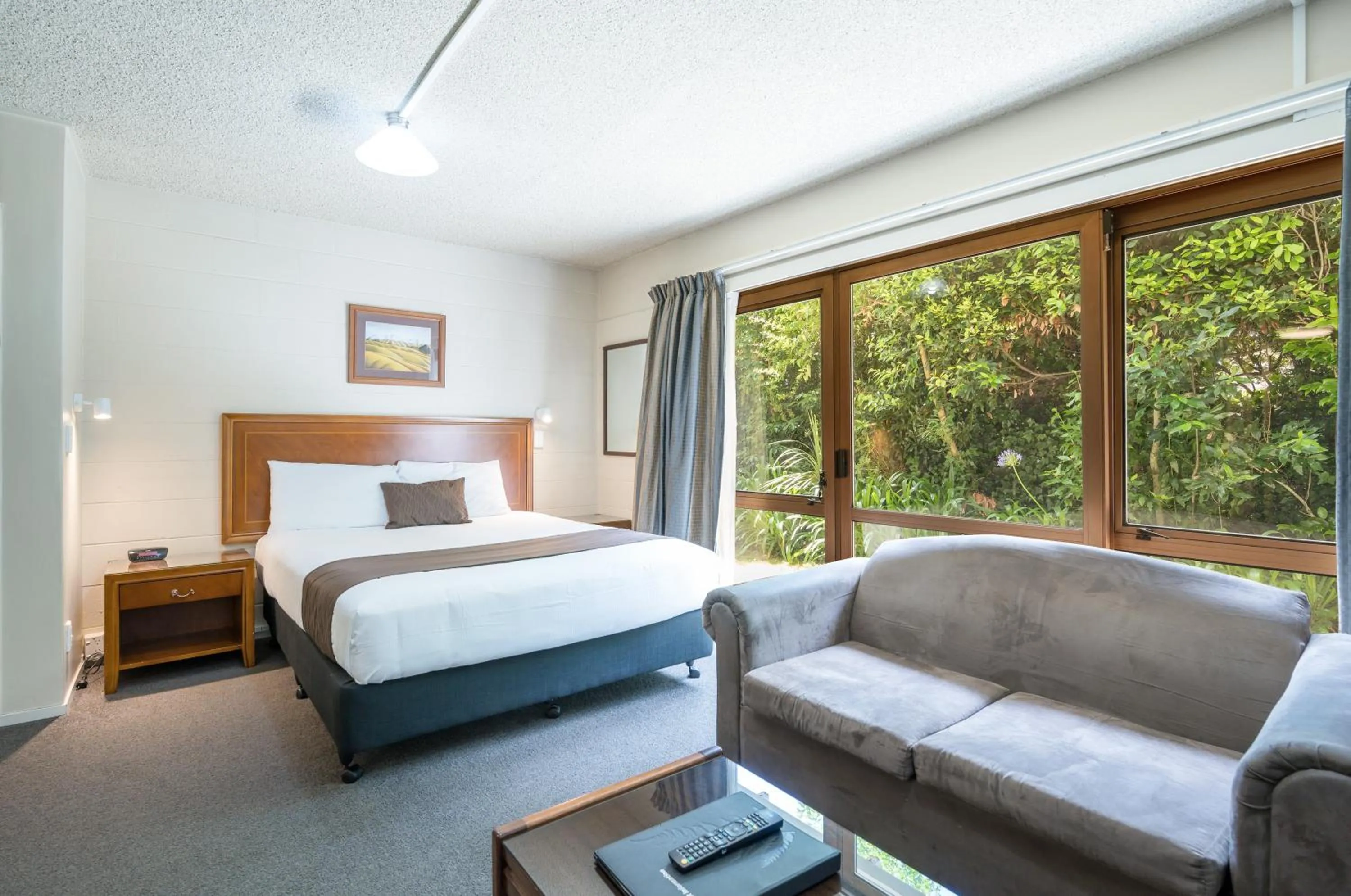 Lounge or bar, Bed in Admirals Motor Inn