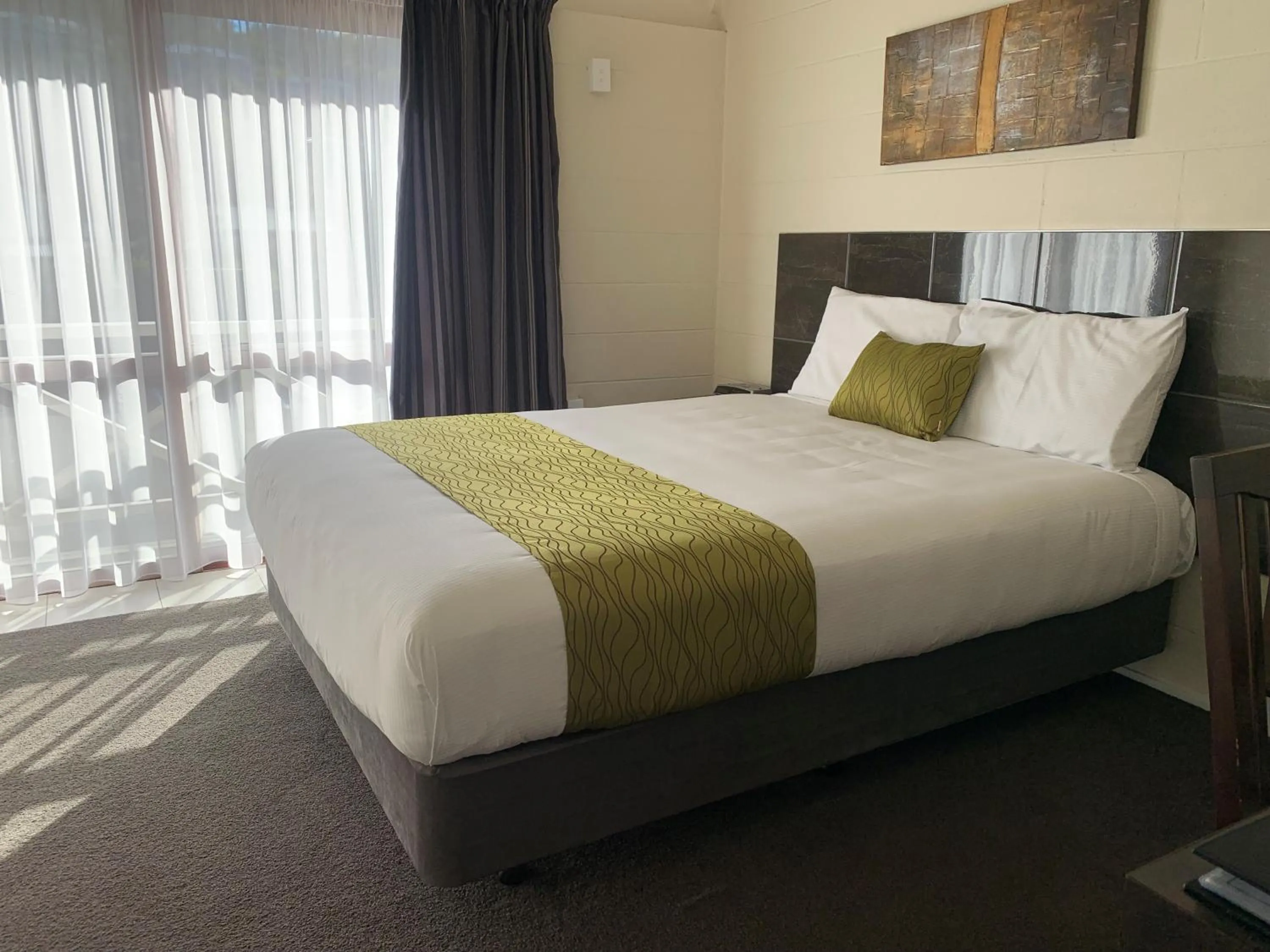 Bed in Admirals Motor Inn