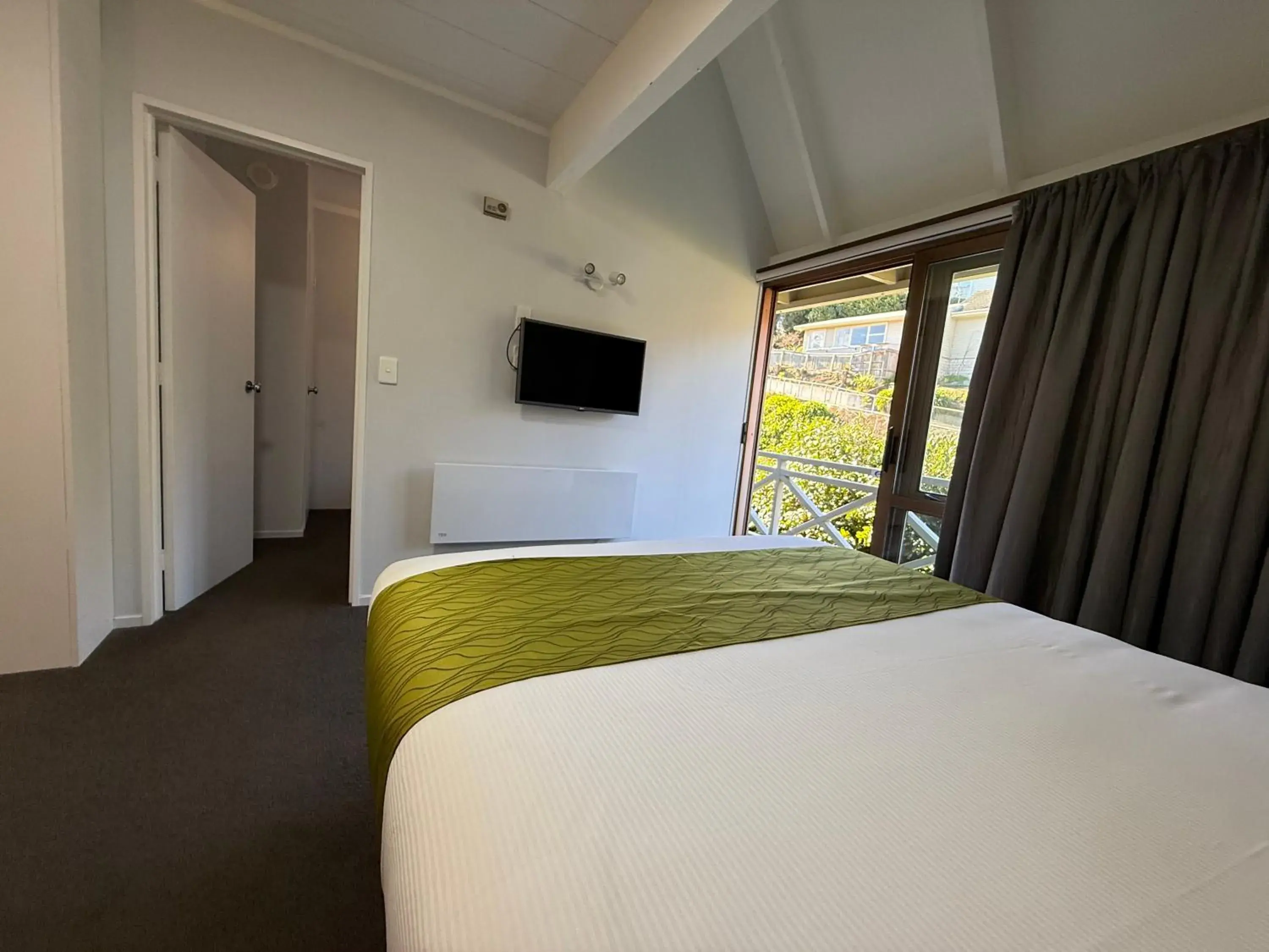 Bed in Admirals Motor Inn Bed in Admirals Motor Inn