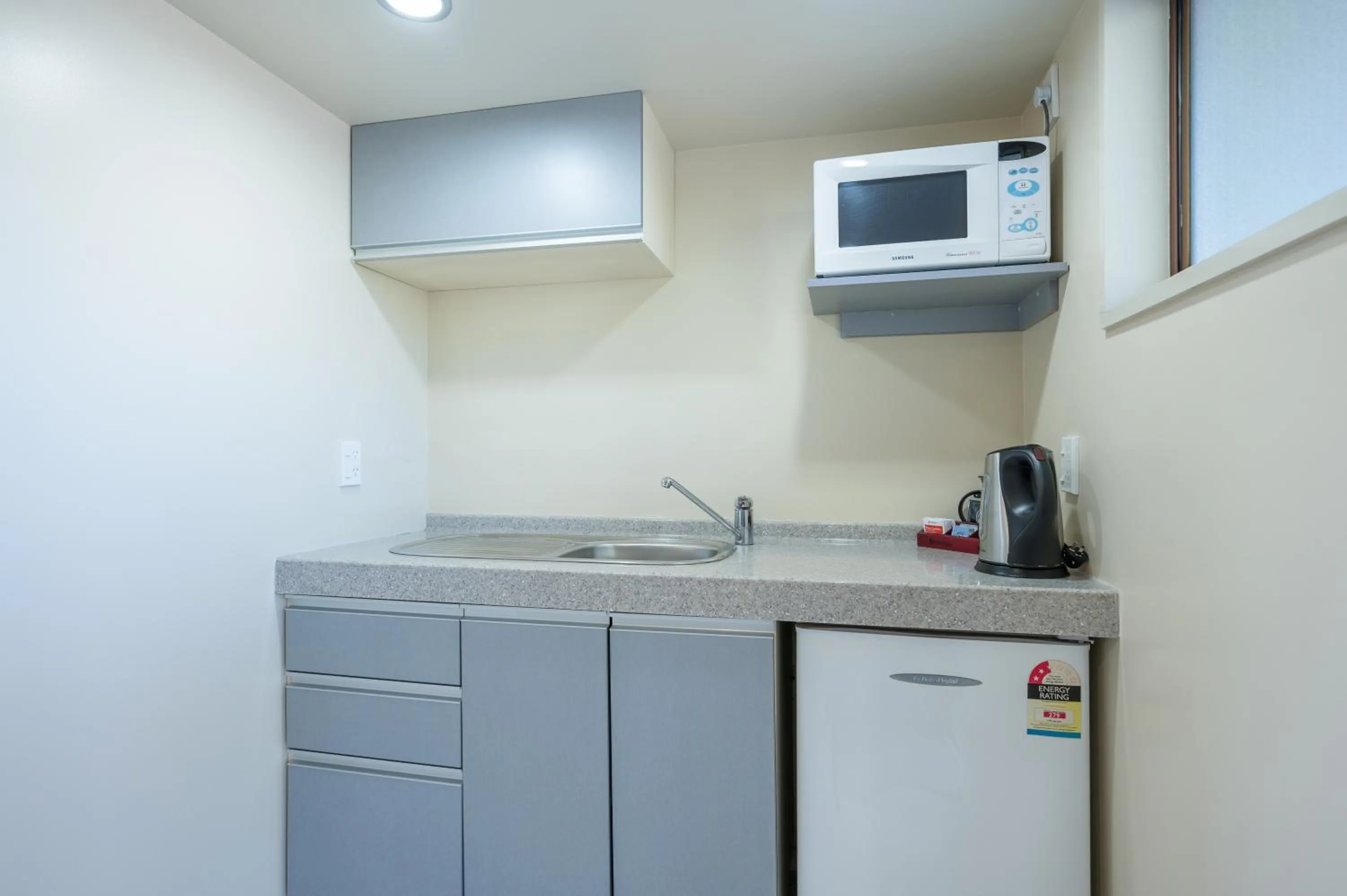 Kitchen or kitchenette in Admirals Motor Inn