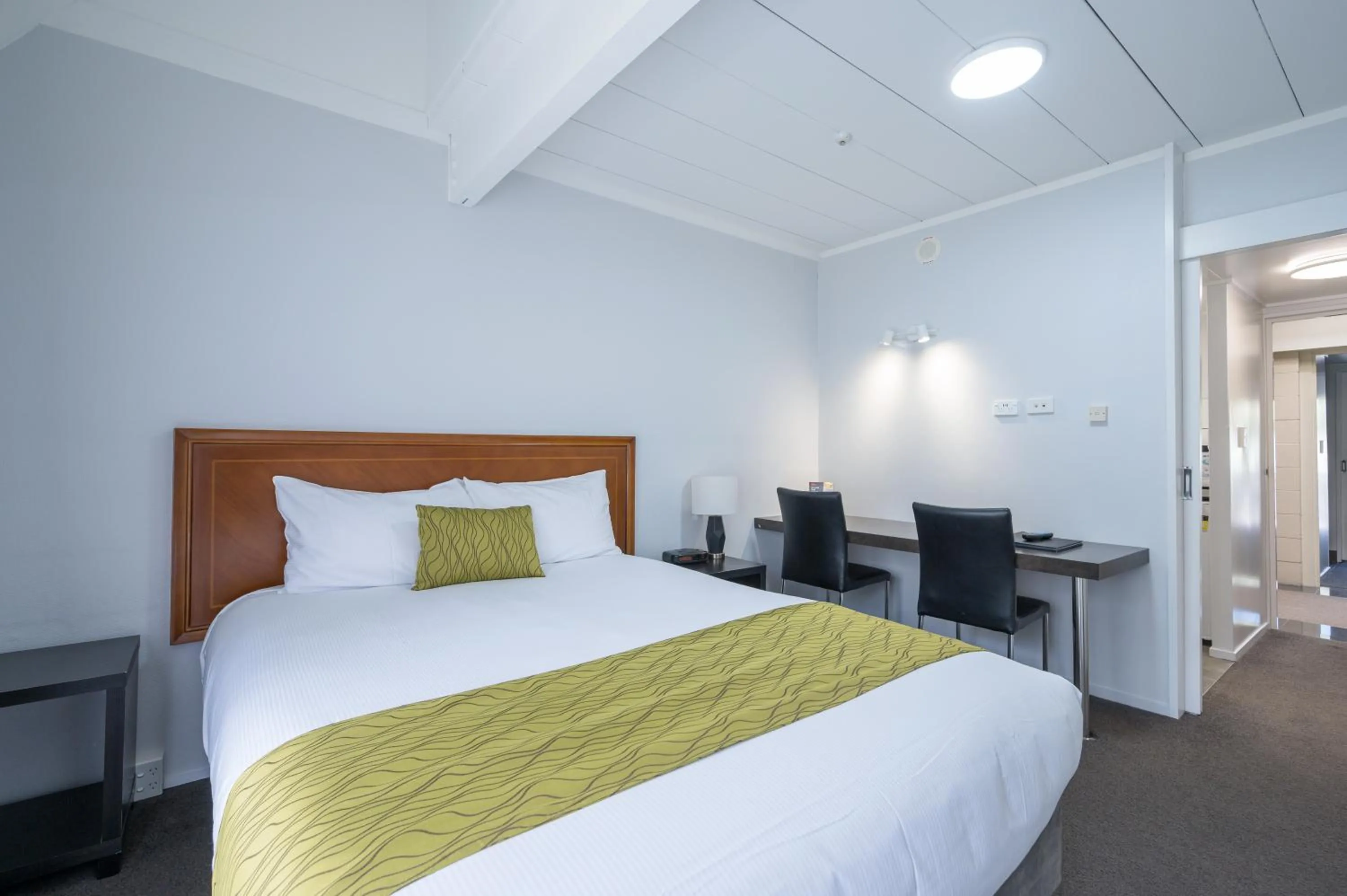 Bed in Admirals Motor Inn