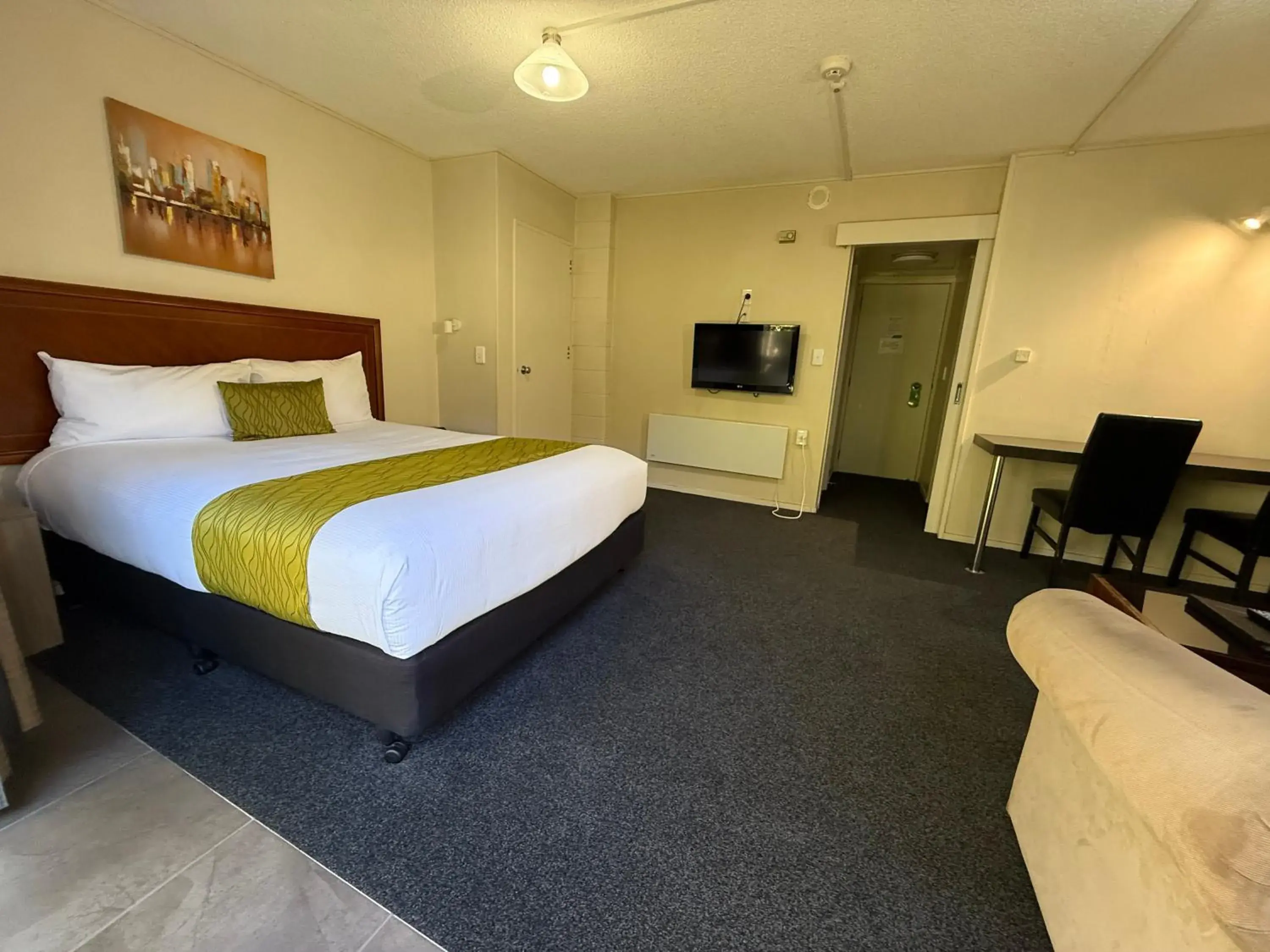 Bed in Admirals Motor Inn Bed in Admirals Motor Inn