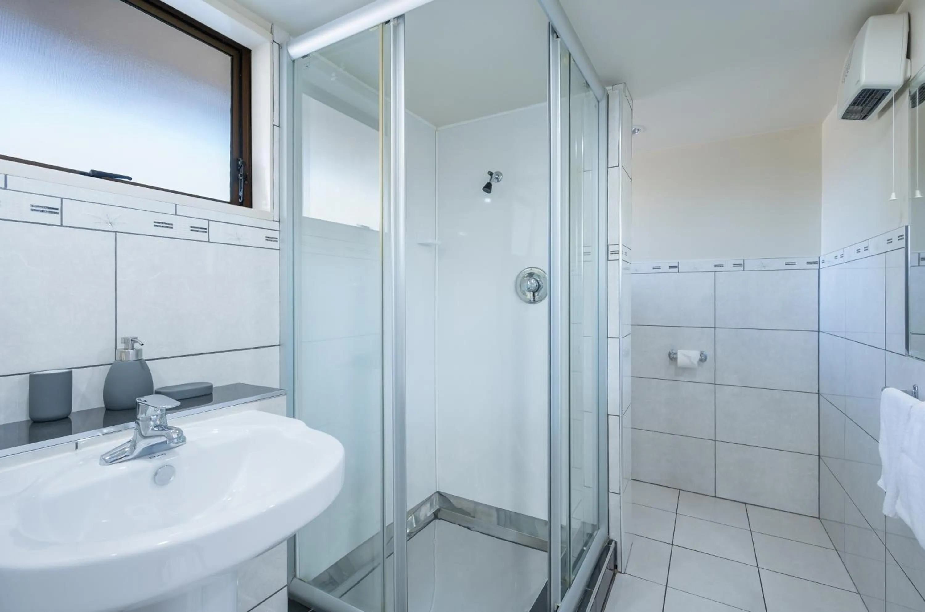 Bathroom in Admirals Motor Inn