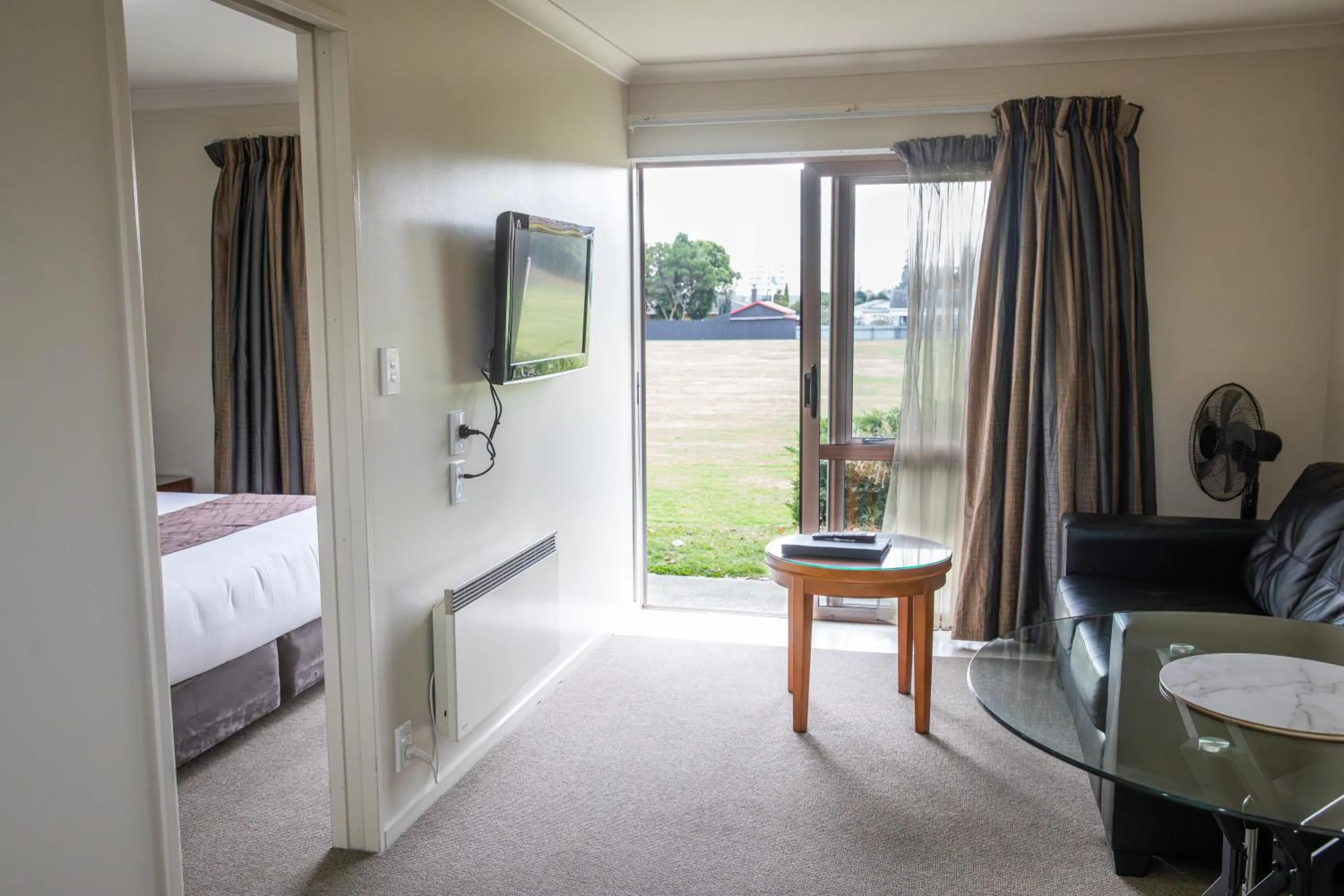 City view, Bed in Admirals Motor Inn