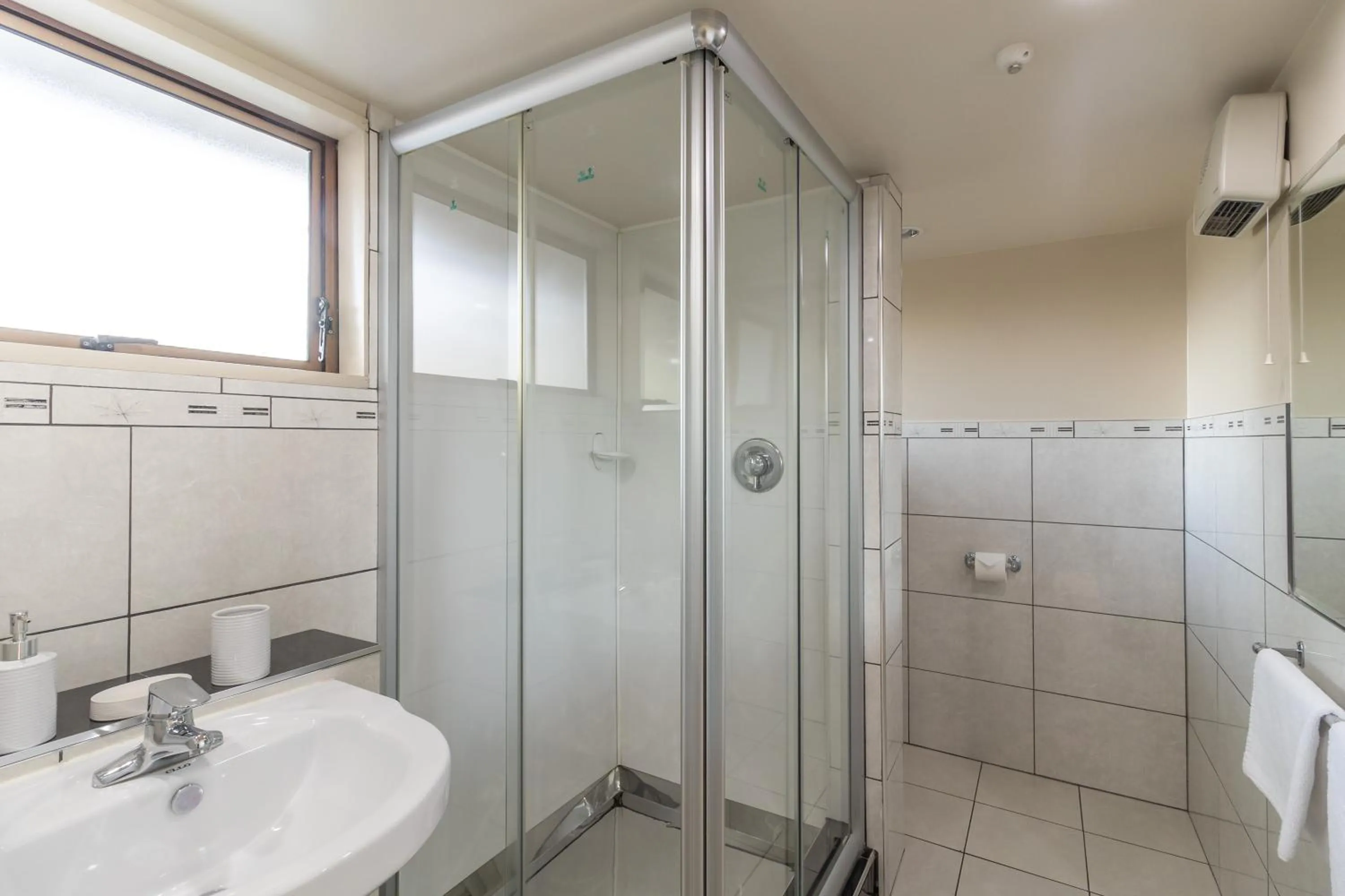 Bathroom in Admirals Motor Inn