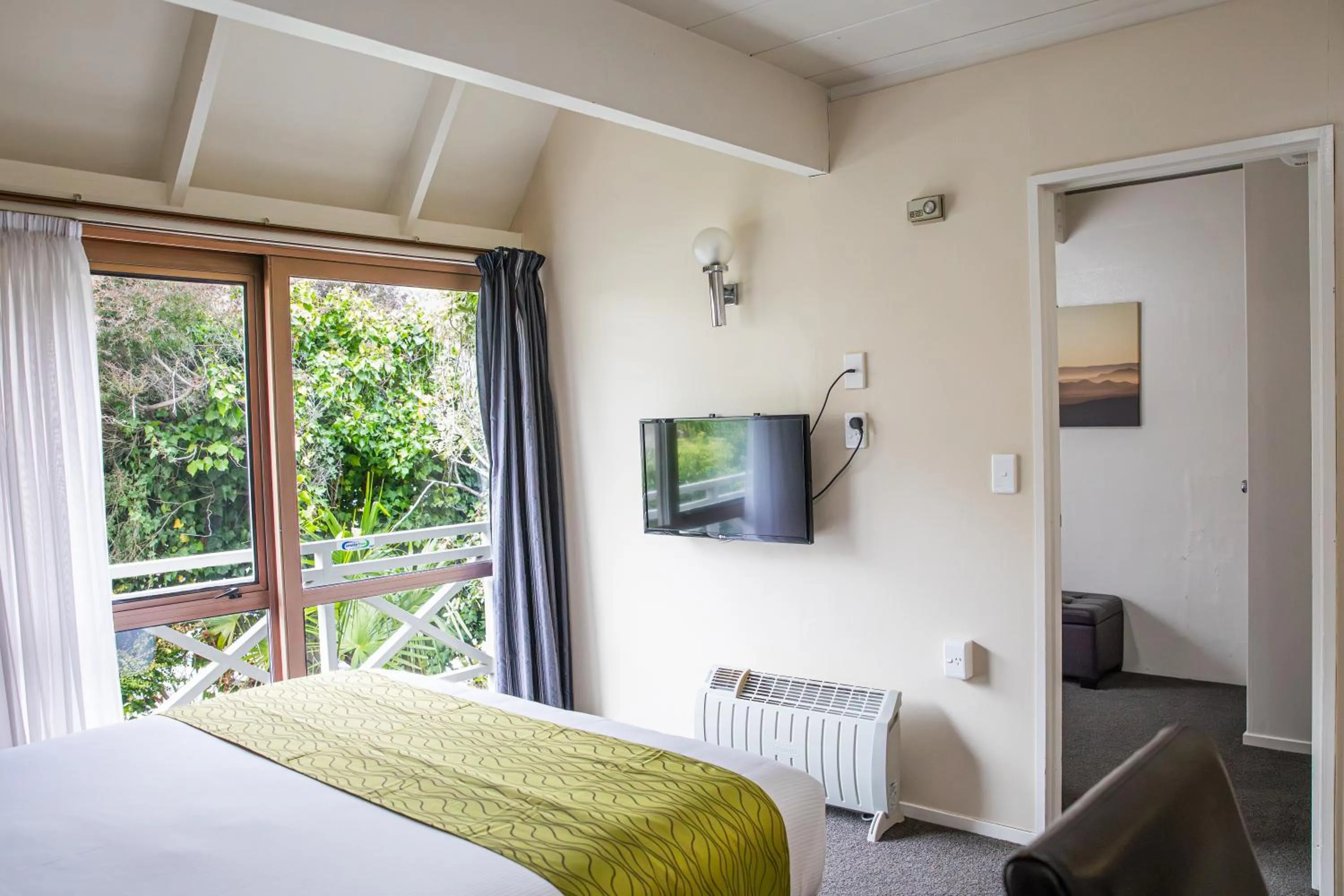 Garden view, Bed in Admirals Motor Inn