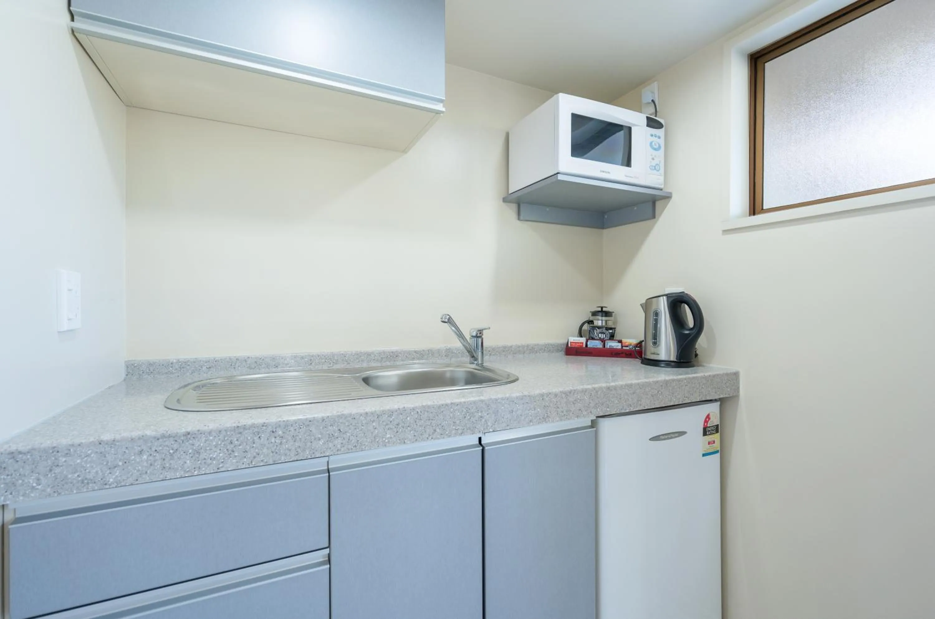 Kitchen or kitchenette in Admirals Motor Inn