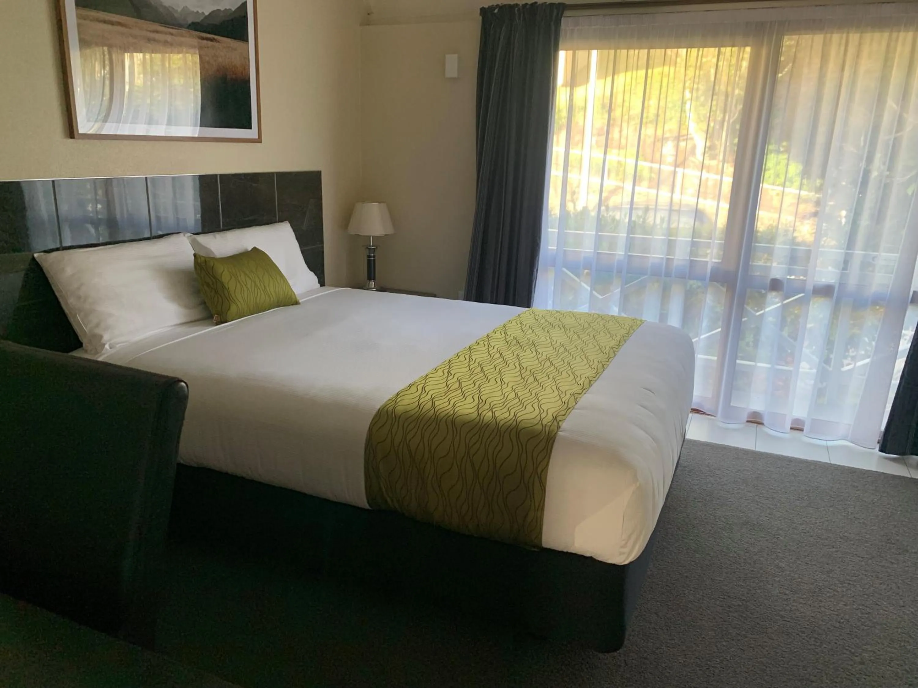 Bed in Admirals Motor Inn