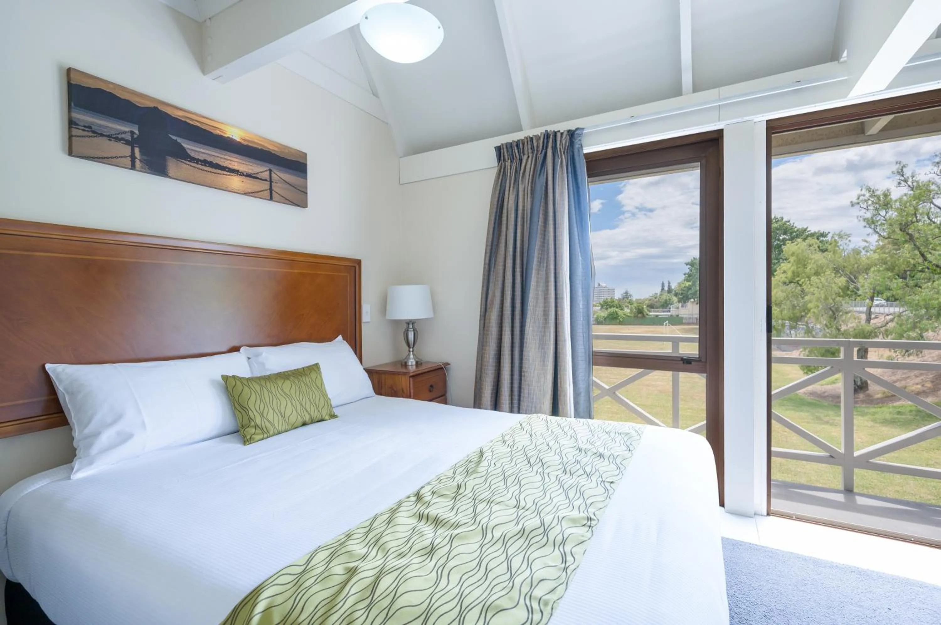 Bed in Admirals Motor Inn