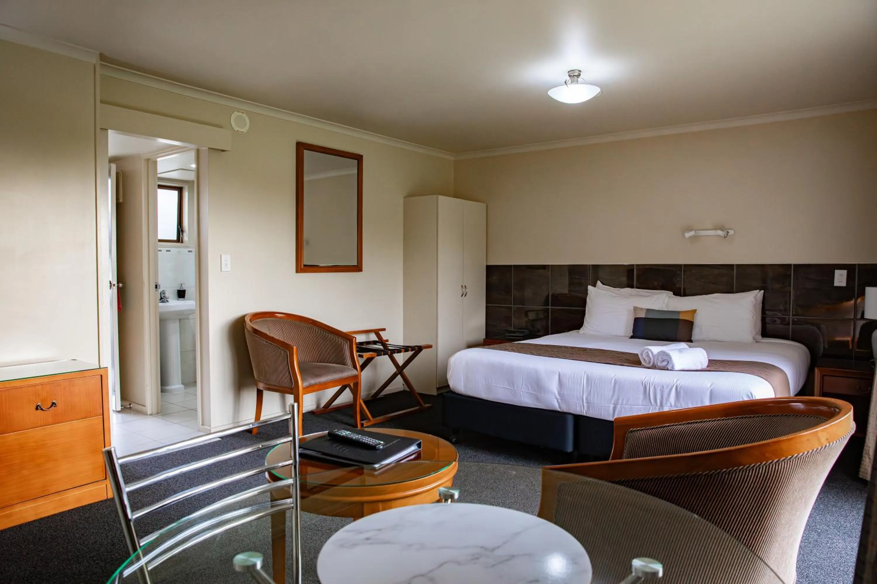 View (from property/room), Bed in Admirals Motor Inn