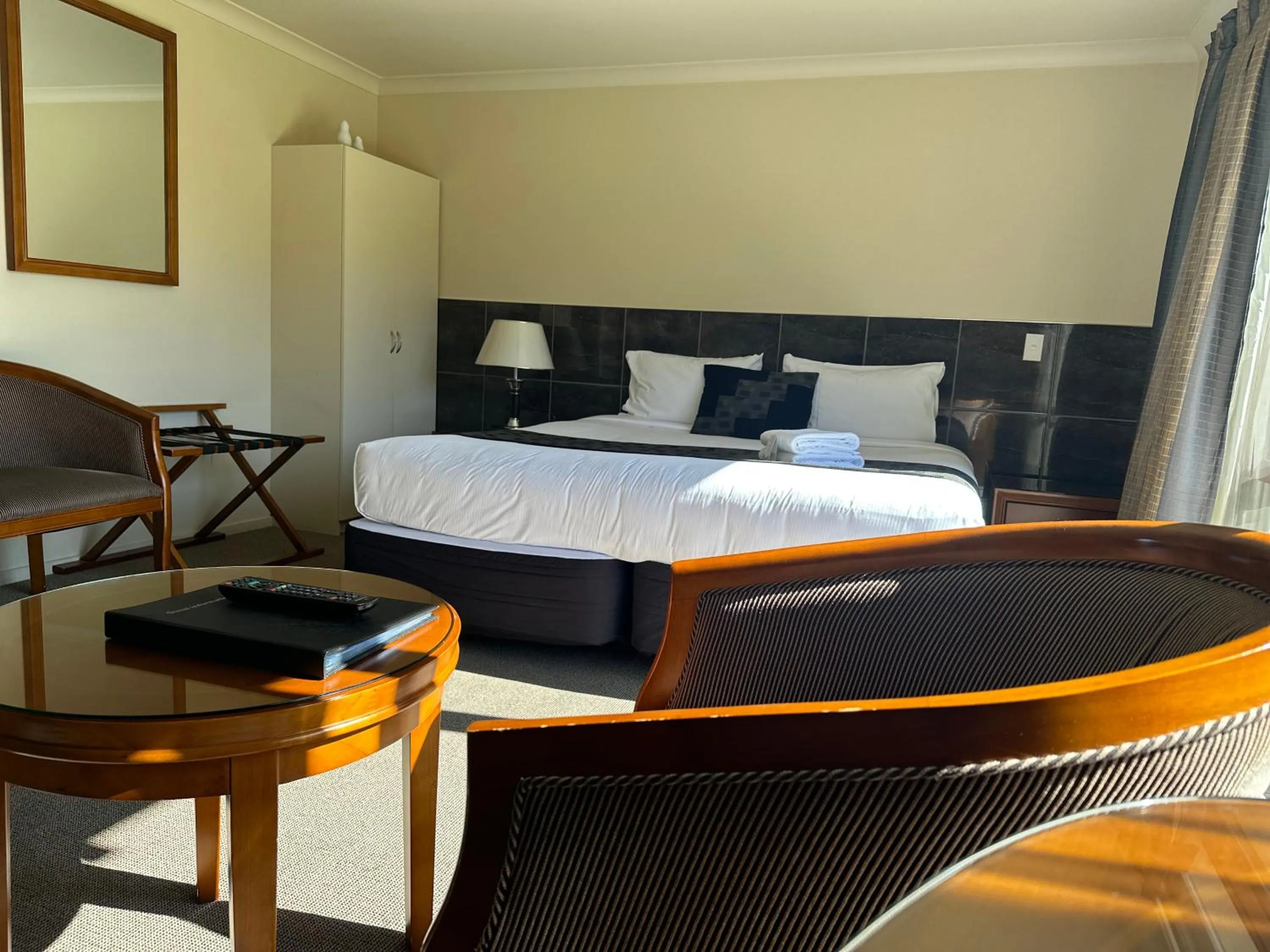 Bedroom, Bed in Admirals Motor Inn