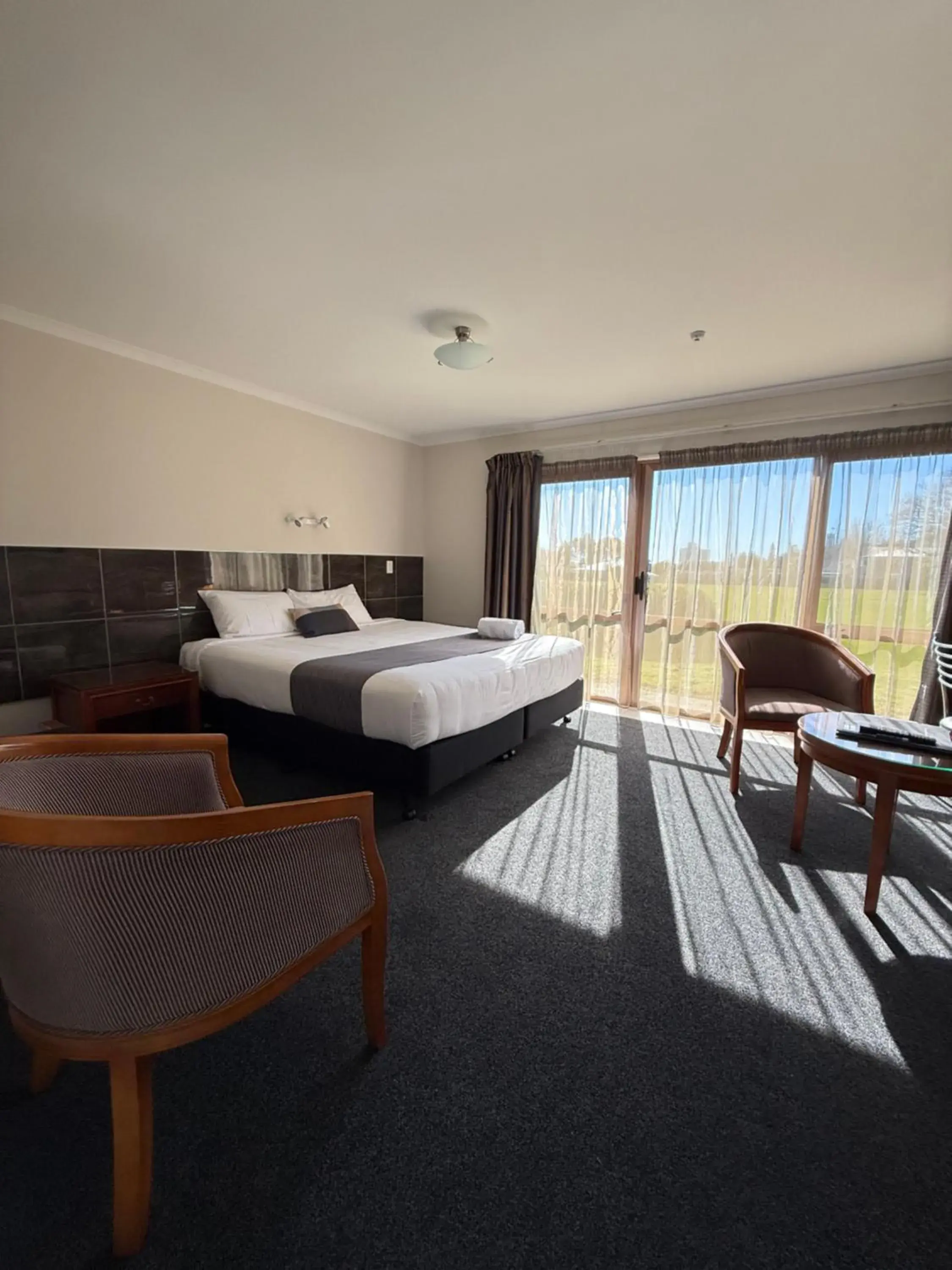 Bed in Admirals Motor Inn Bed in Admirals Motor Inn