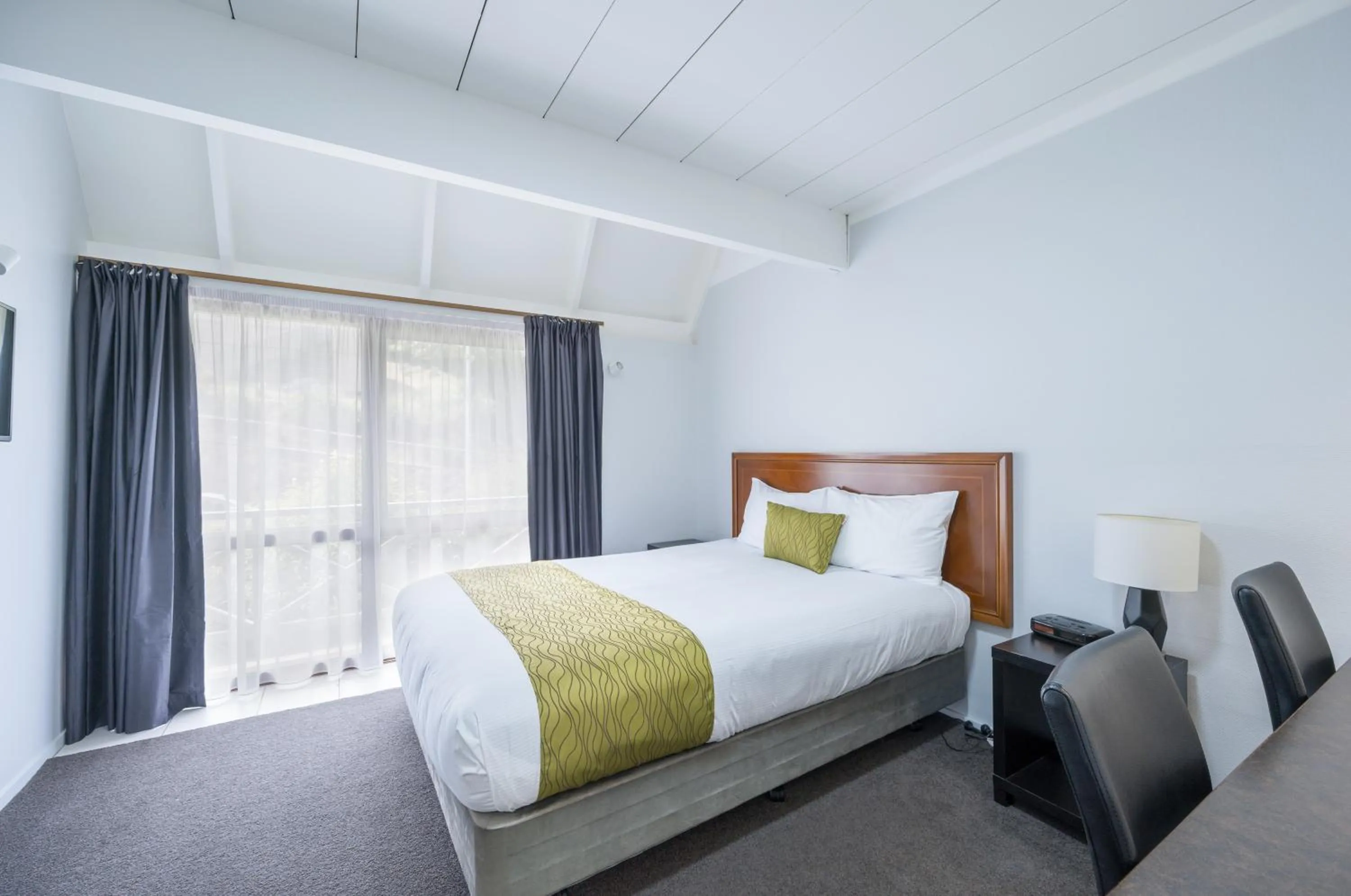 Bed in Admirals Motor Inn