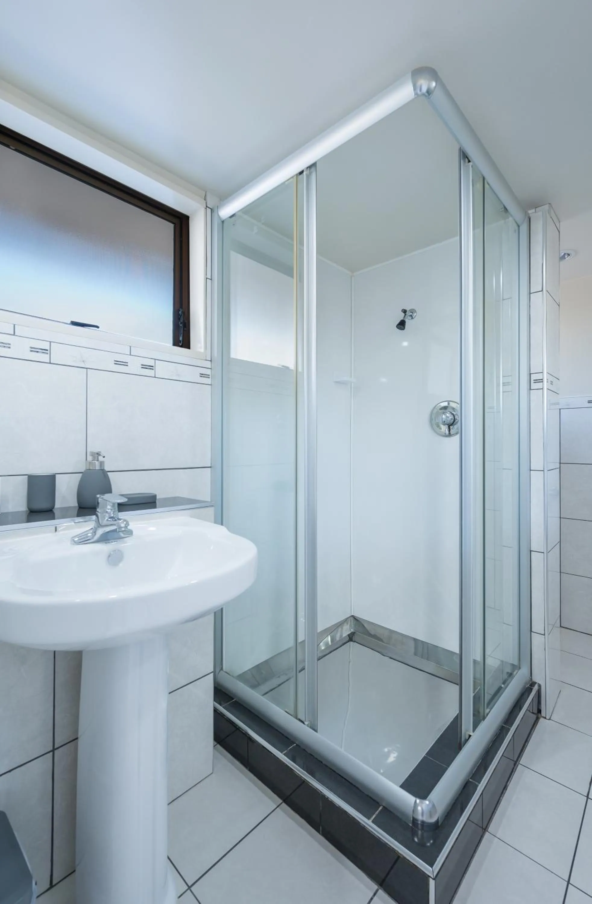 Bathroom in Admirals Motor Inn