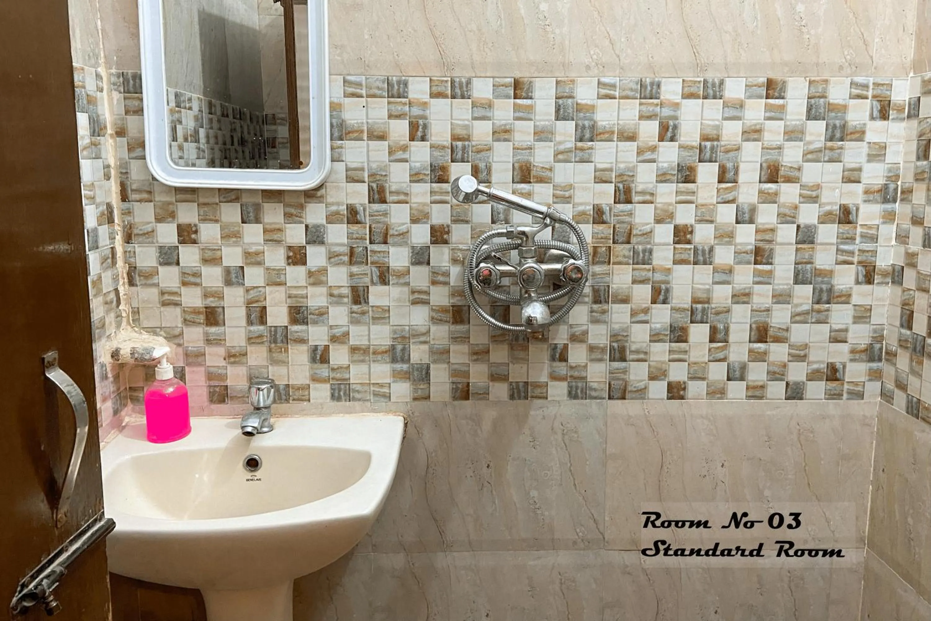 Toilet in Hotel Ganga Basin