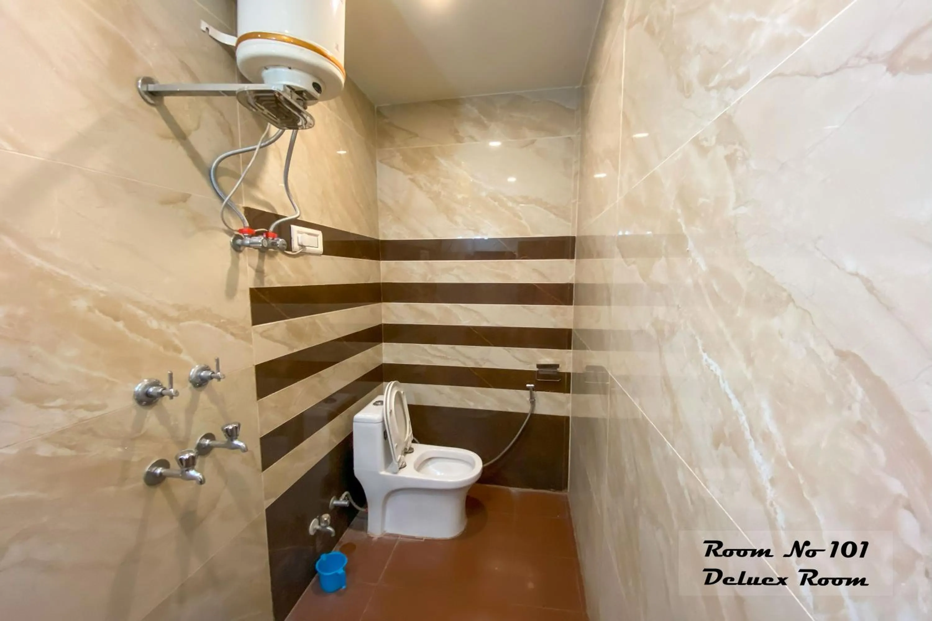 Shower in Hotel Ganga Basin