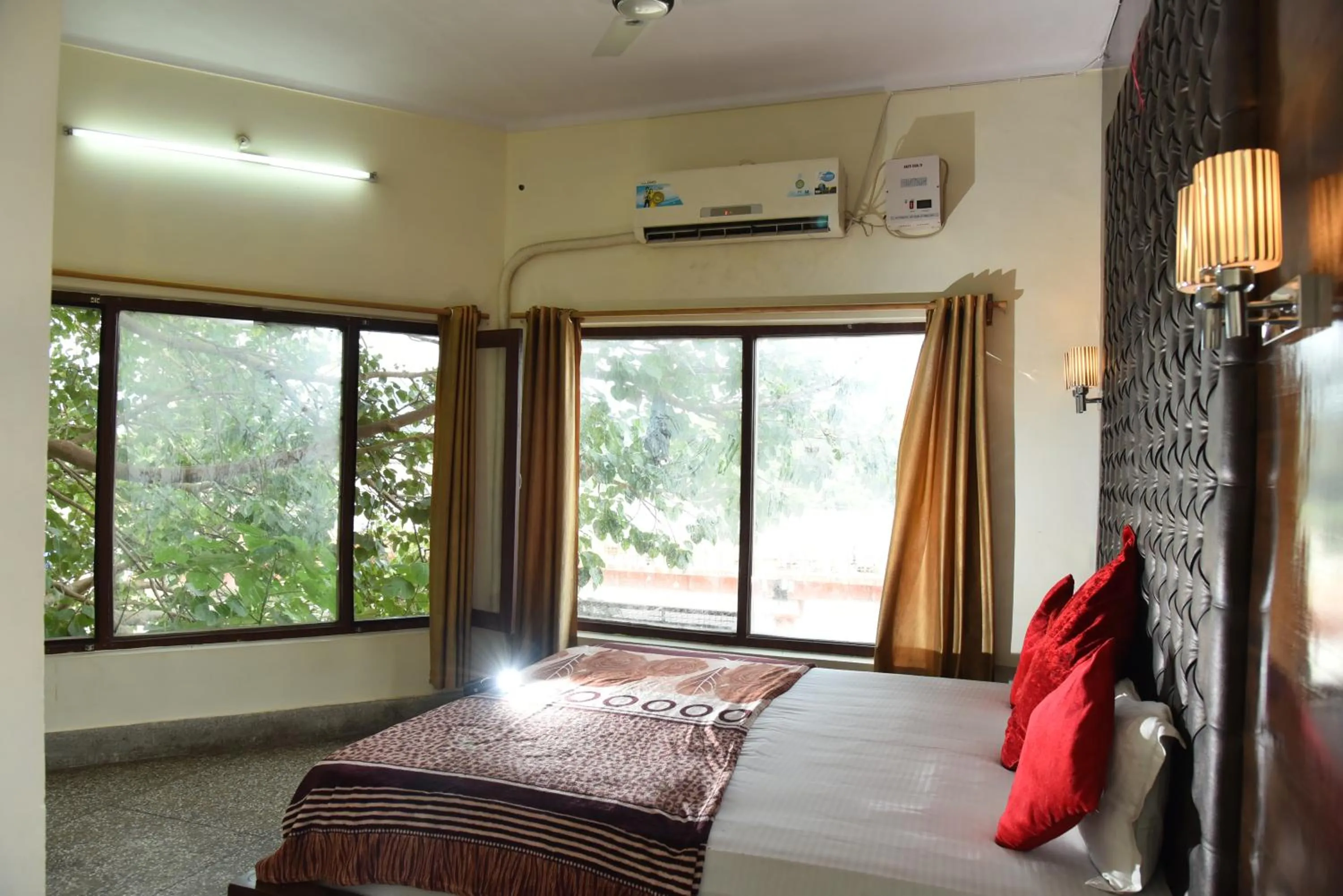 Bed in Hotel Ganga Basin