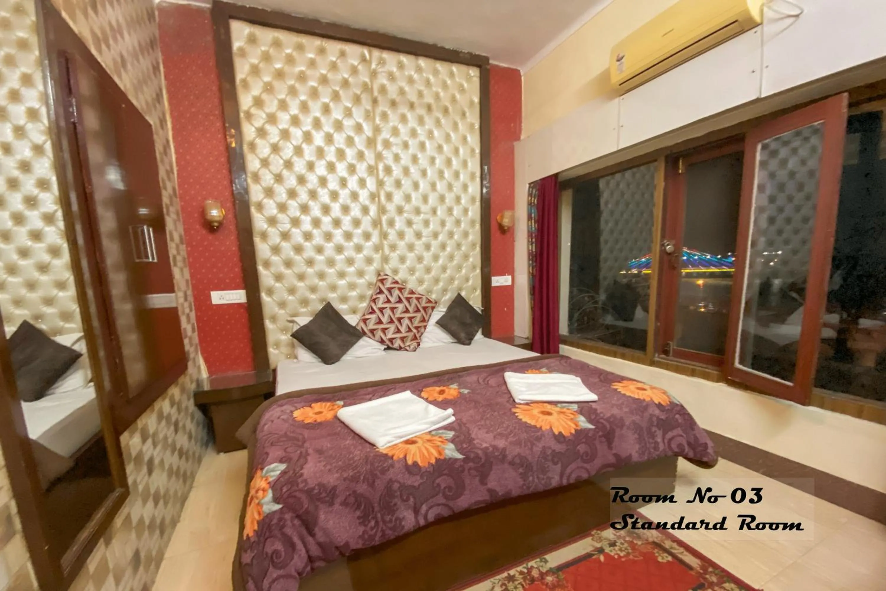 Bed in Hotel Ganga Basin