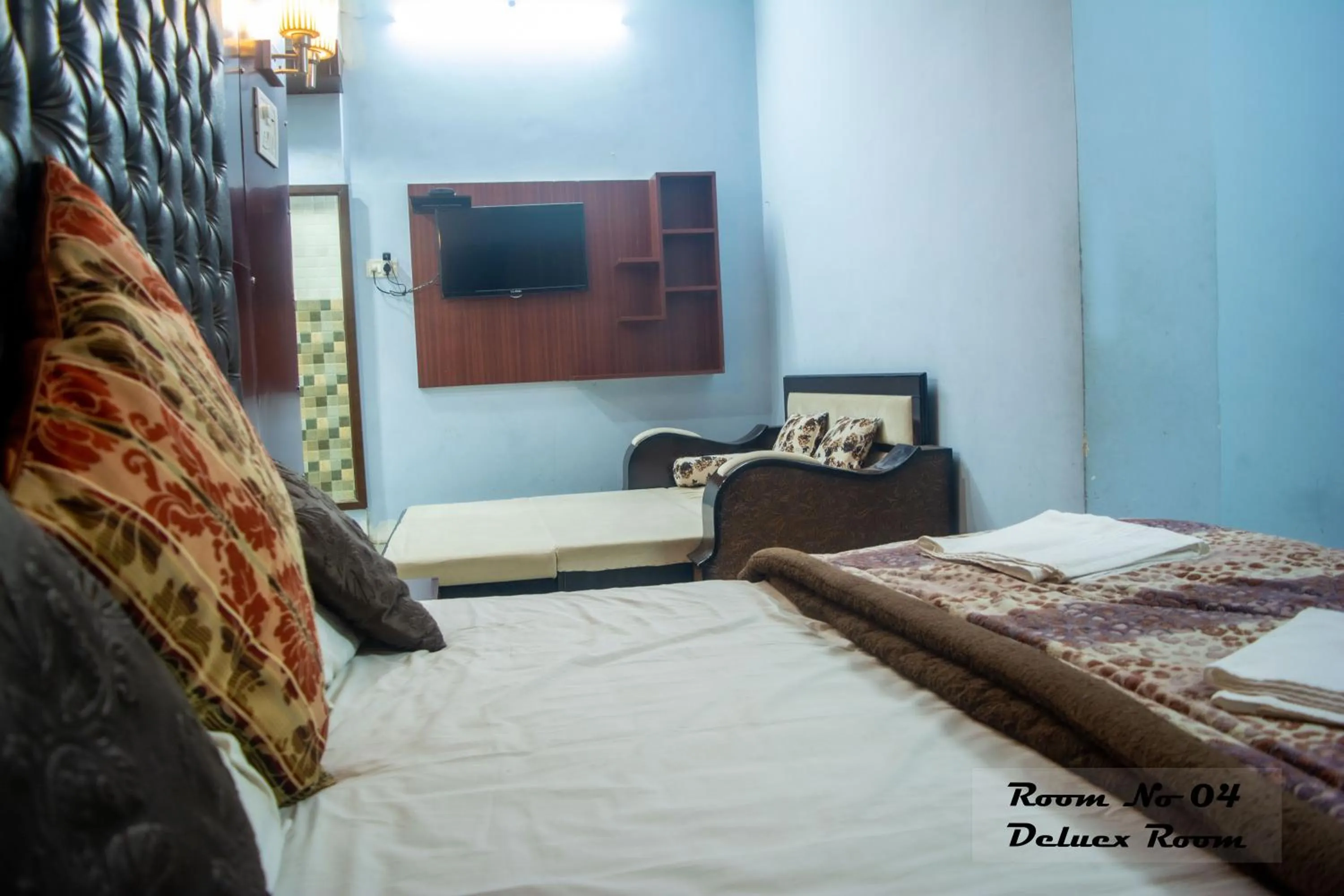 TV and multimedia, Bed in Hotel Ganga Basin