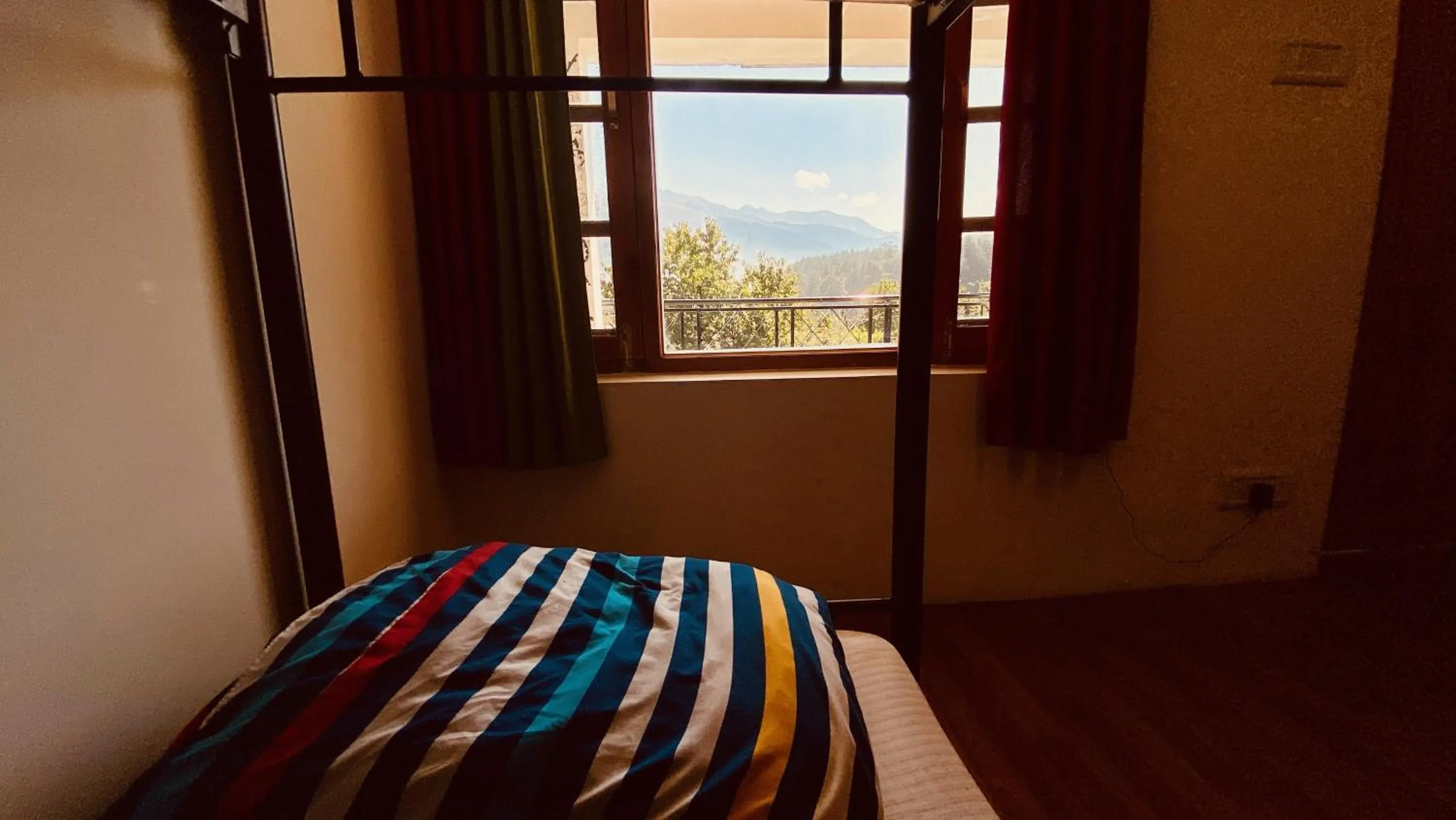 Bed in Madpackers Manali
