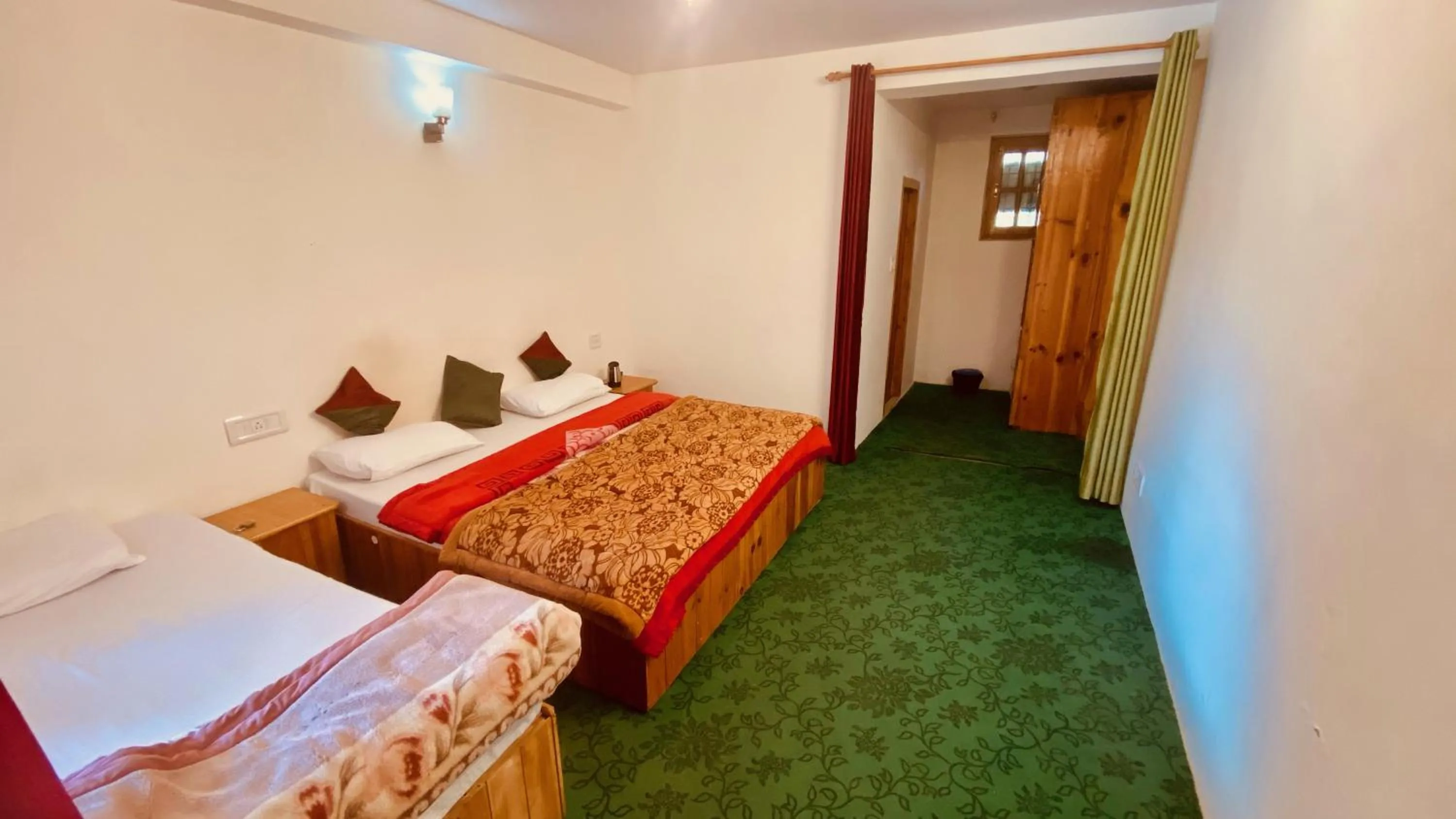 Bed in Madpackers Manali