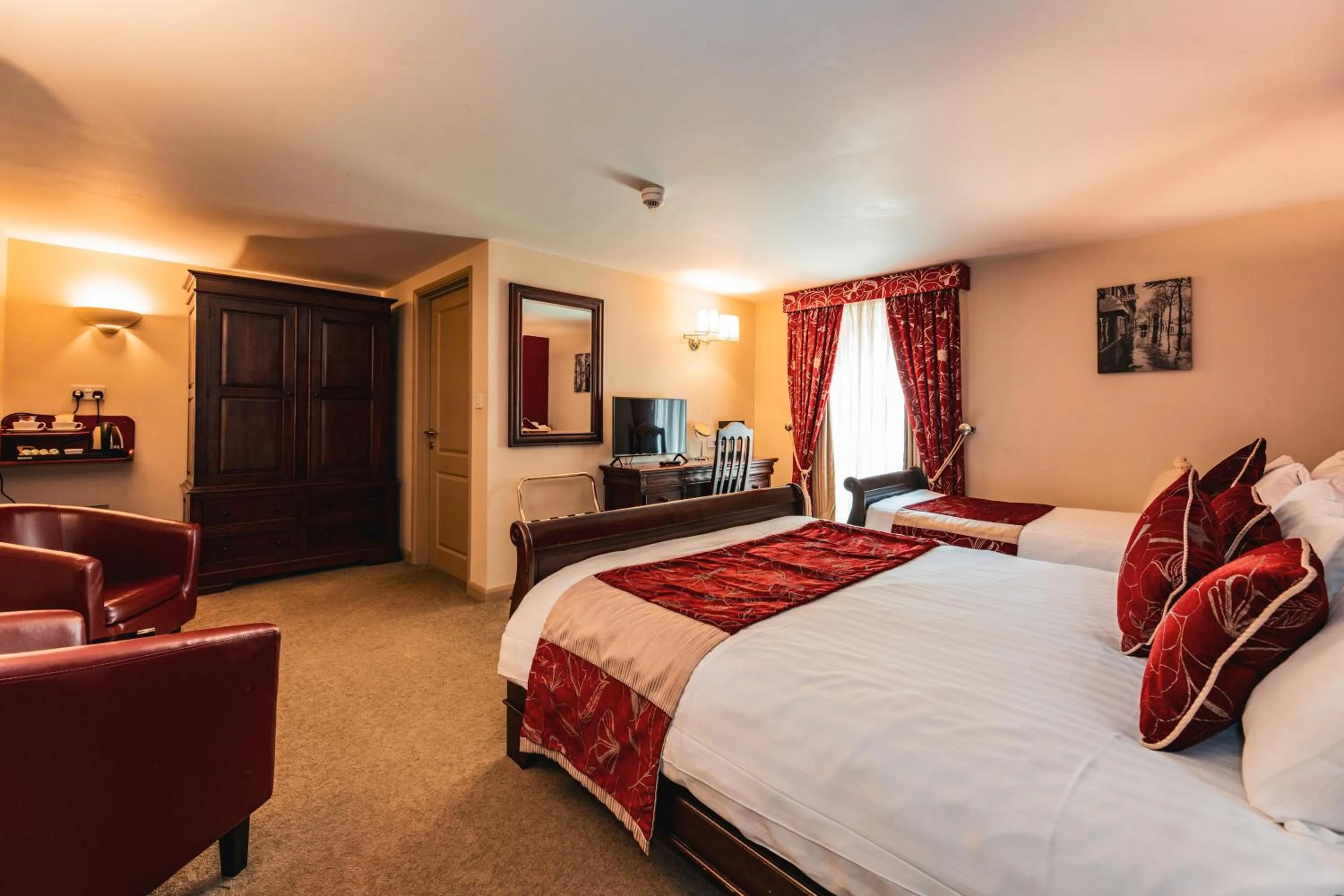 Photo of the whole room, Bed in The Auberge