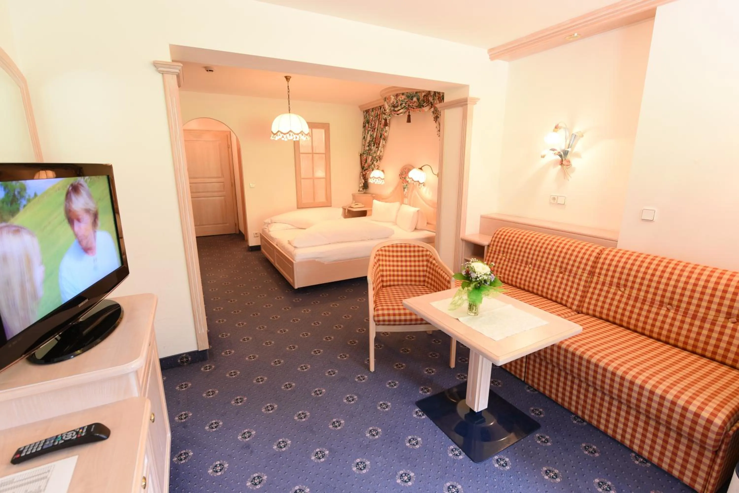 Communal lounge/ TV room, Bed in Hotel Silberberger - Wildschönau