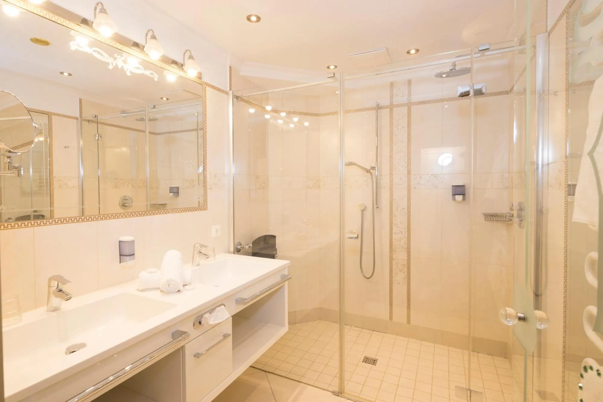 Shower in Hotel Silberberger - Wildschönau